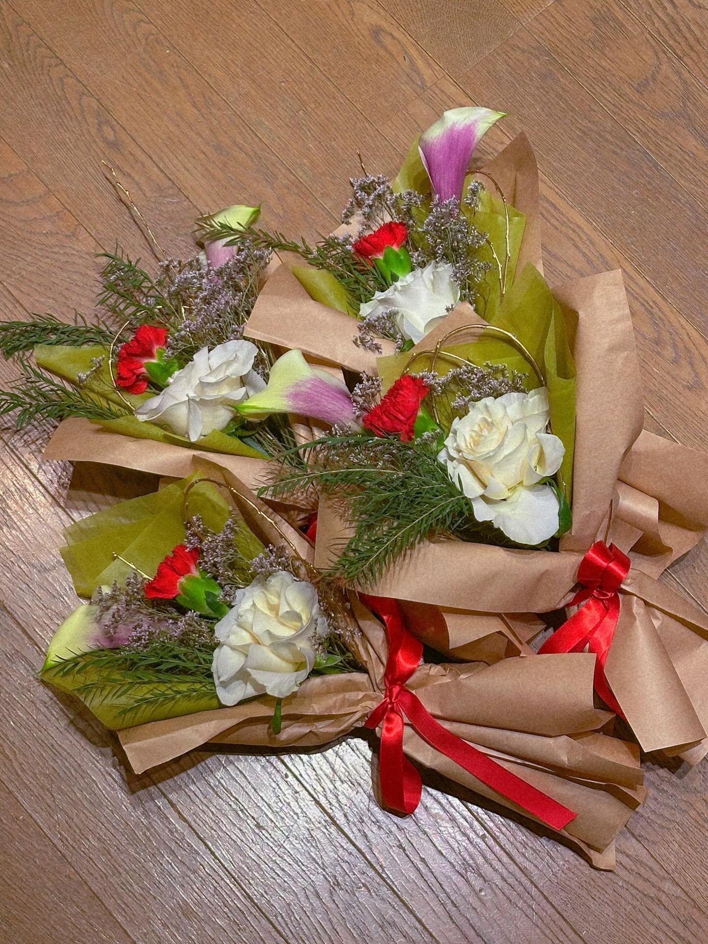 Slowly but surely getting into holiday seasons ❤️🎄
5mini bouquets done for gift season ! 

#florist #tokyoflorist #tokyoflowershop #gift #花屋