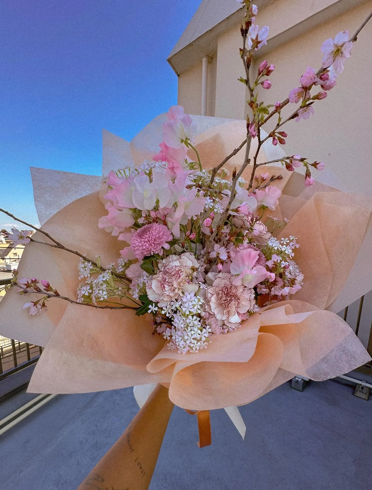 🌸SAKURA🌸
We&rsquo;re slowly going into full bloom mode, this is the only two months you can enjoy mini sakura blooms in your bouquets. Usually used for IKEBANA I love how each branch has its own story. 

#tokyoflorist #florist #proposalbouquet #pro