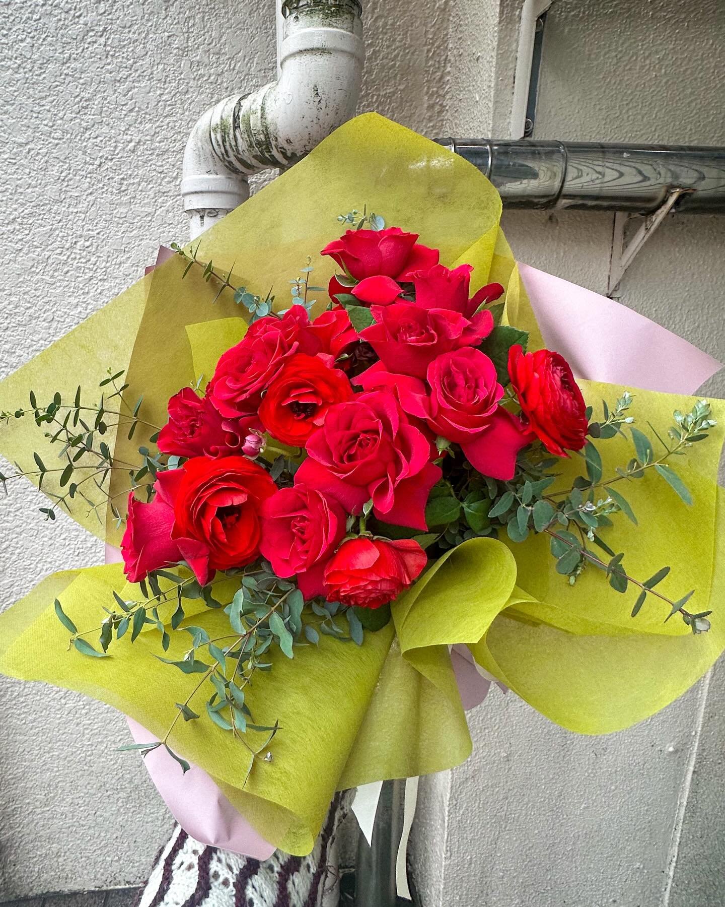 Red ranunculus adds that pop to the roses 🌹
And for wrapping doing my current favorite combo of matcha 🍵 + strawberry 🍓 
What do you think about this combo? 

#proposalflowers #tokyoproposal #japanproposal #engagmentflowers