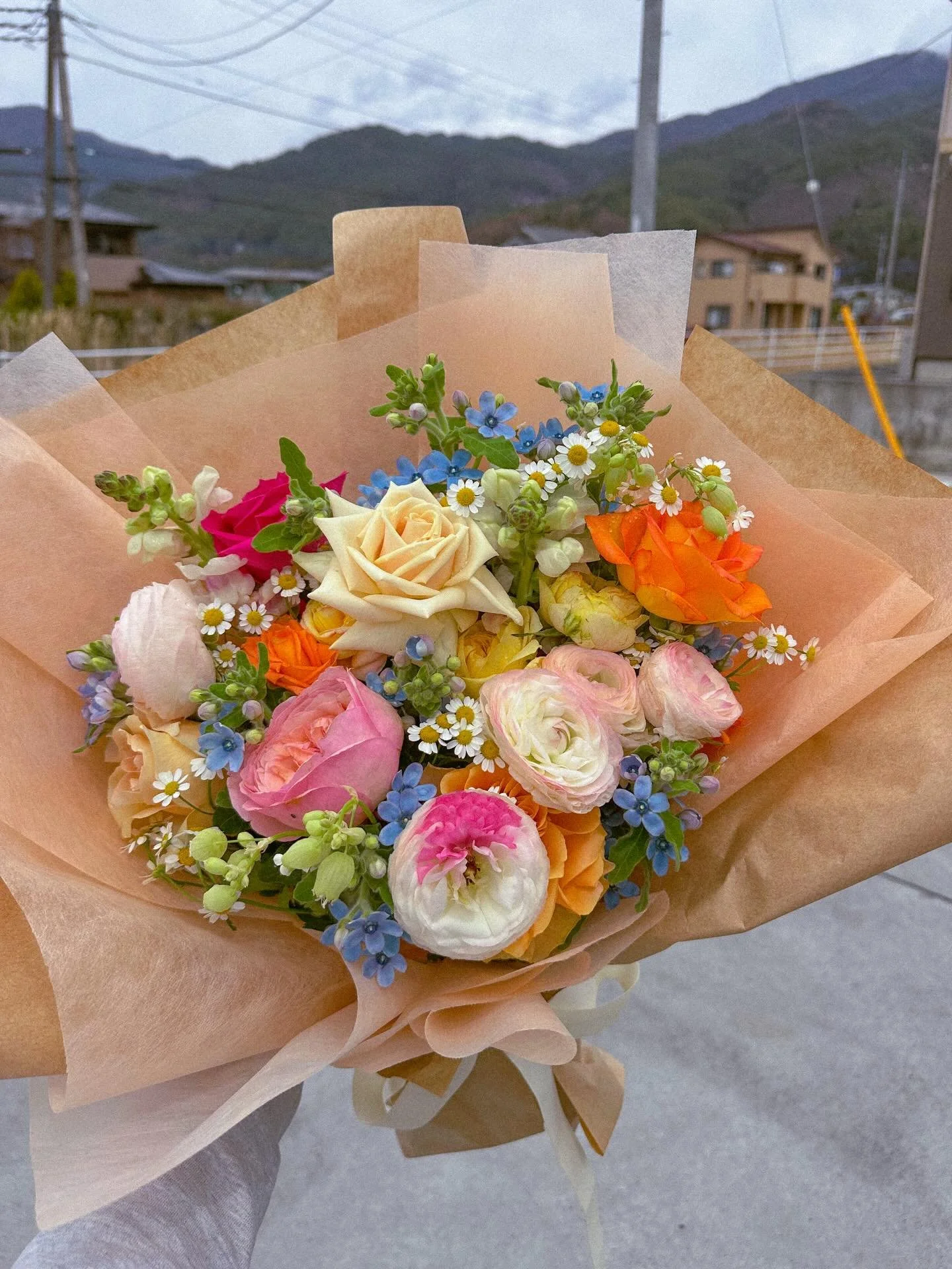 The prettiest spring bouquet requested, mixing various kinds of roses not only do they look good but they smelled incredible 🌹 🌼 

#florist #tokyoflorist #flowershop #proposalbouquet