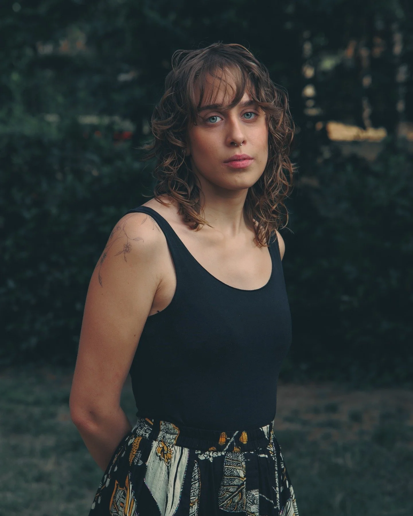 Agnese 

Durante lo shooting capitava che si perdesse per un attimo nei suoi pensieri, e poi li riportasse subito in camera con uno sguardo o un gesto.

&Egrave; stato bello vedere come riuscisse a trasformare qualcosa di intimo in immagini semplici 