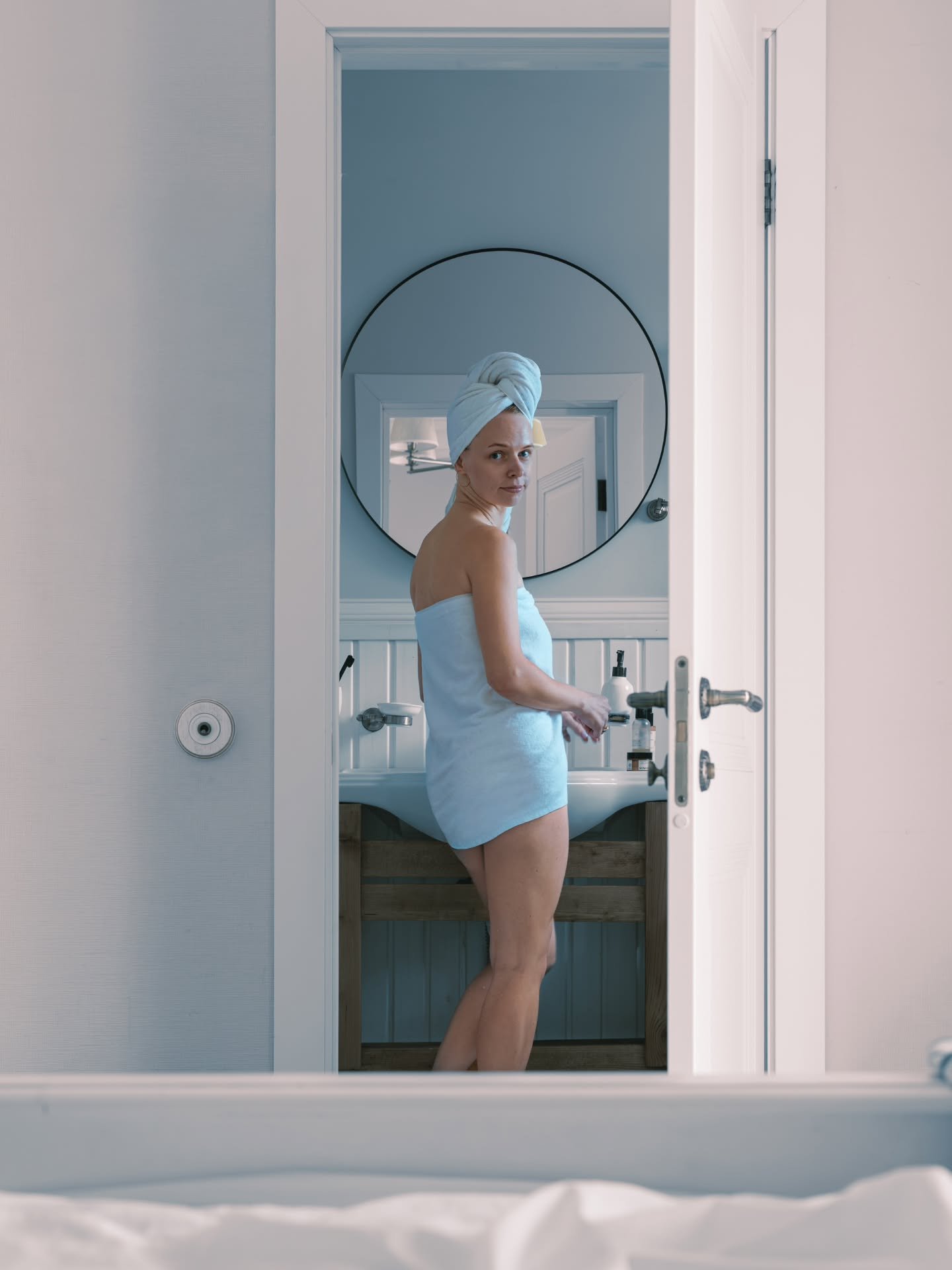 Agosto 25 &ndash; Daria ✨

Anche una cornice semplice pu&ograve; trasformarsi nello sfondo perfetto con la persona giusta. La leggerezza di una vacanza senza pensieri ha fatto il resto.

---

#ritratto #portraitphotography #portraitmood #ritrattoital