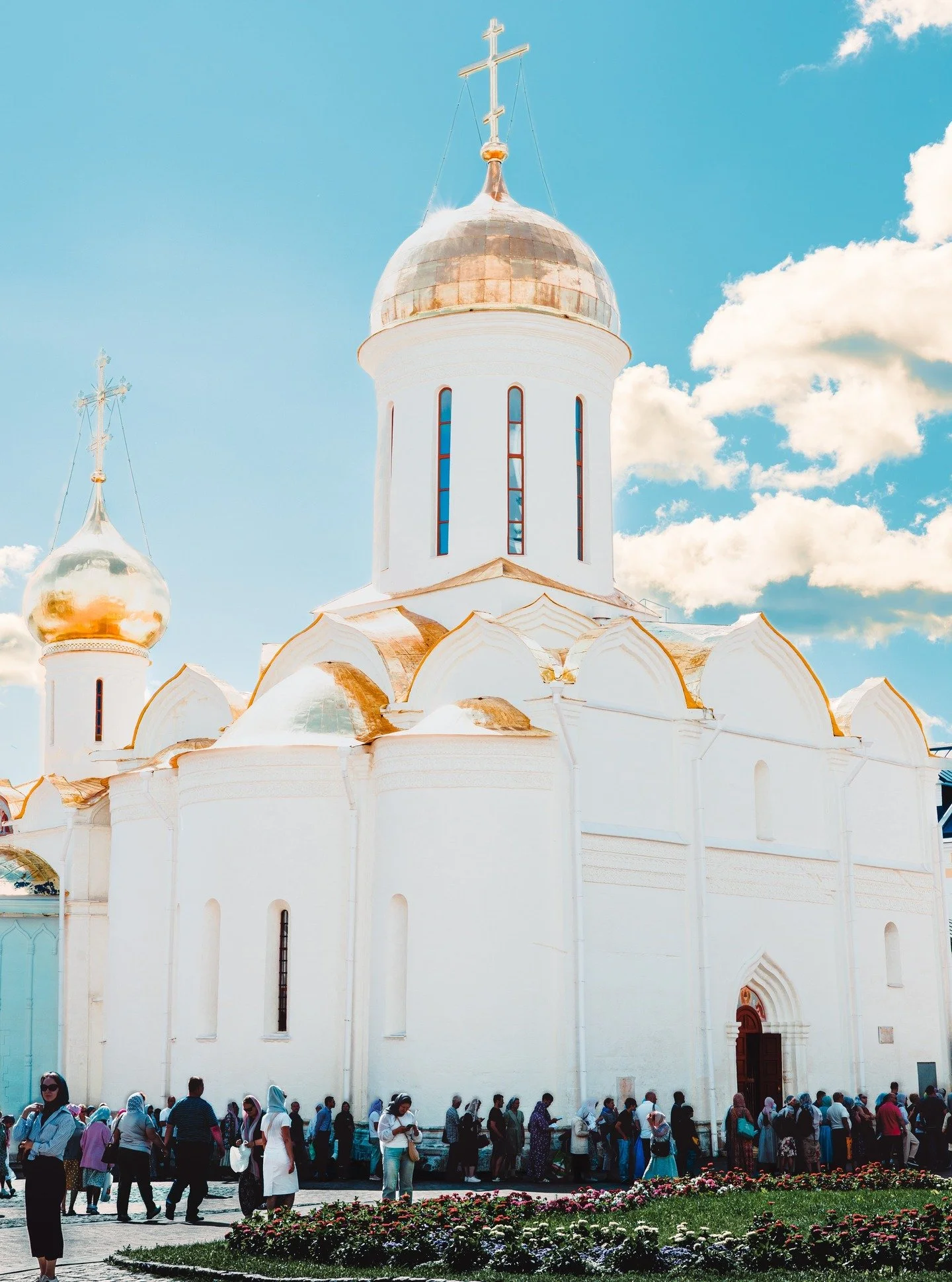 Dove resta il silenzio

Solo chiese.
Alcune isolate, immerse nel verde.
Altre circondate da una fila di persone che attendono in silenzio, come davanti a una promessa.
Dentro o fuori, cambia poco: restano luoghi che trattengono il tempo, la fede o so