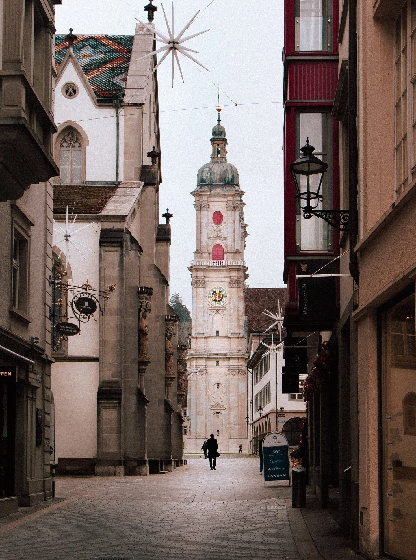 St Gallen - Svizzera

Qualche giorno a San Gallo con mio fratello e devo dire che questa citt&agrave; mi ha conquistato.
Tra le strade tranquille, le case con le facciate dipinte e il quartiere dell&rsquo;abbazia con la sua biblioteca da film, tutto 