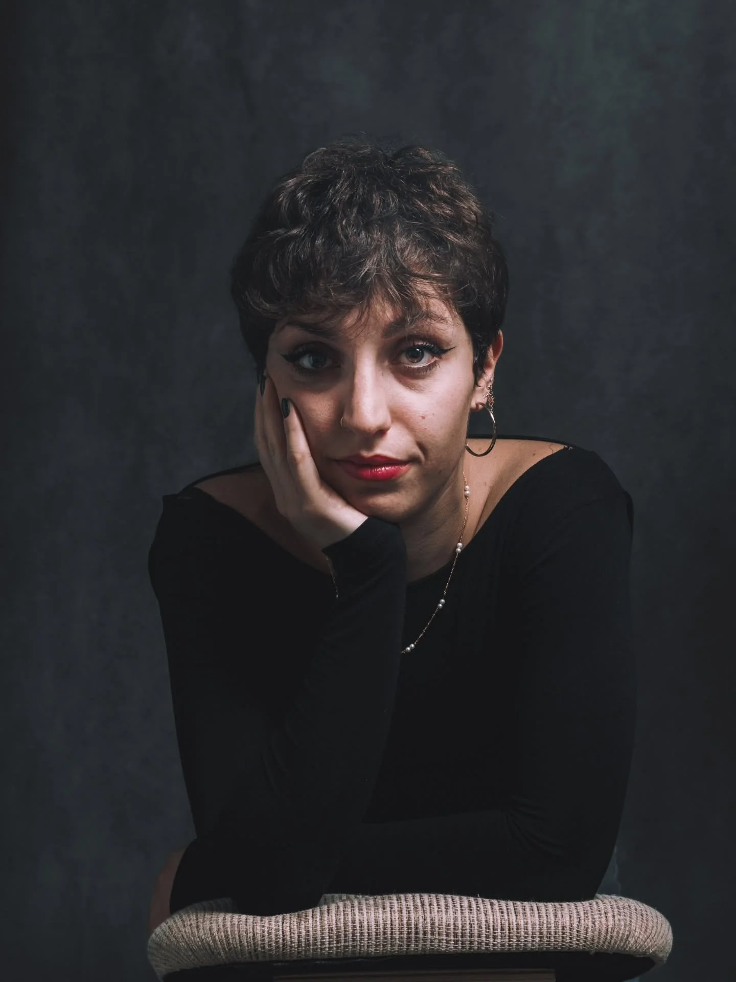 Adele

Una sessione nata in modo semplice, a casa, con una ragazza riservata e molto intensa.

All&rsquo;inizio poche parole, il tempo di creare fiducia. Poi, dopo qualche chiacchiera, qualcosa si &egrave; sciolto: le espressioni si sono aperte e le 