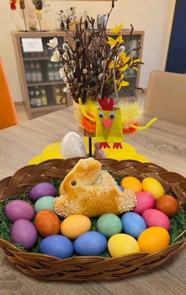 Ostereier färben im Hospiz Sankt Felix. Unsrer Verein hat diese Arbeit gerne zusammen mit den Gästen ausgeführt. Zusammen erreichen wir mehr e. V.