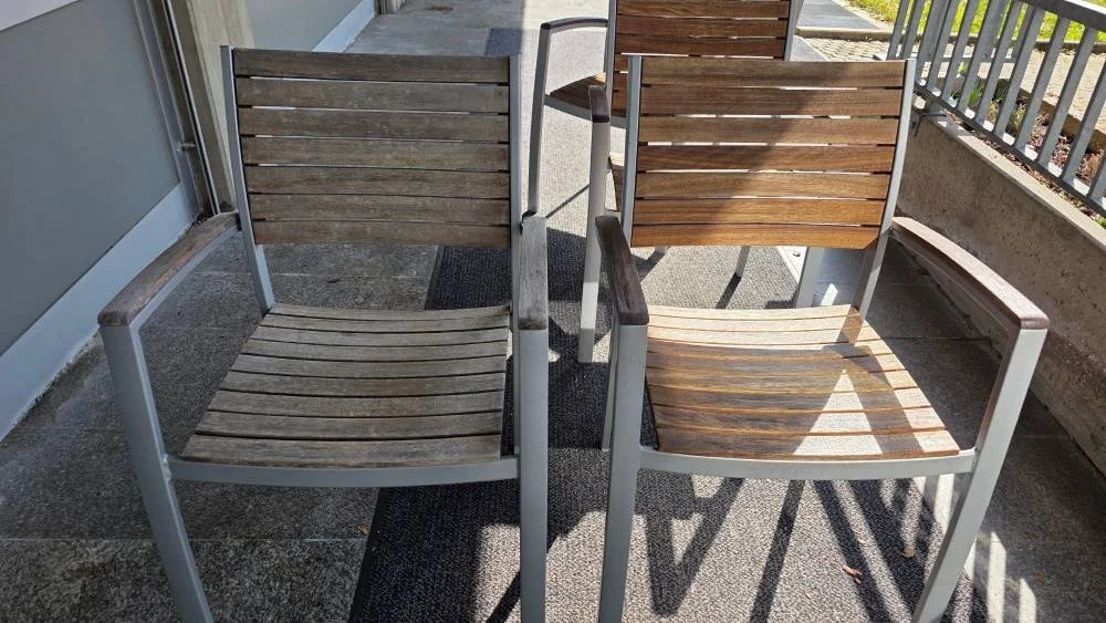 Balkonmöbel werden wieder frisch gemacht. Verein Zusammen erreichen wir mehr e. V. unterstützt Hospiz Sankt Felix.