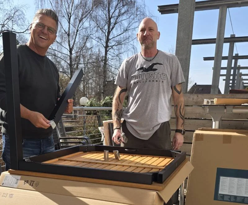 Balkonmöbel werden durch den Verein Zusammen erreichen wir mehr e. V. im Hospiz Sankt Felix aufgebaut.