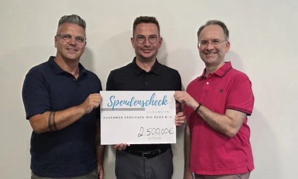 Spendenübergabe Steuerkanzlei Weig und Partner und die Vorstände Andreas Hruschka und Stefan Bäumler