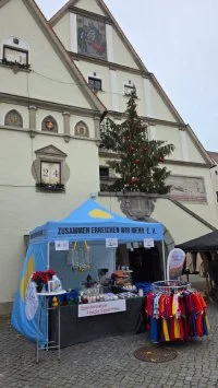 Vor dem alten Rathaus in Weiden, nahm der Verein Zusammen erreichen wir mehr e. V.  am Kathreinmarkt teil, um Spenden für das Hospiz Sankt Felix zu sammeln.