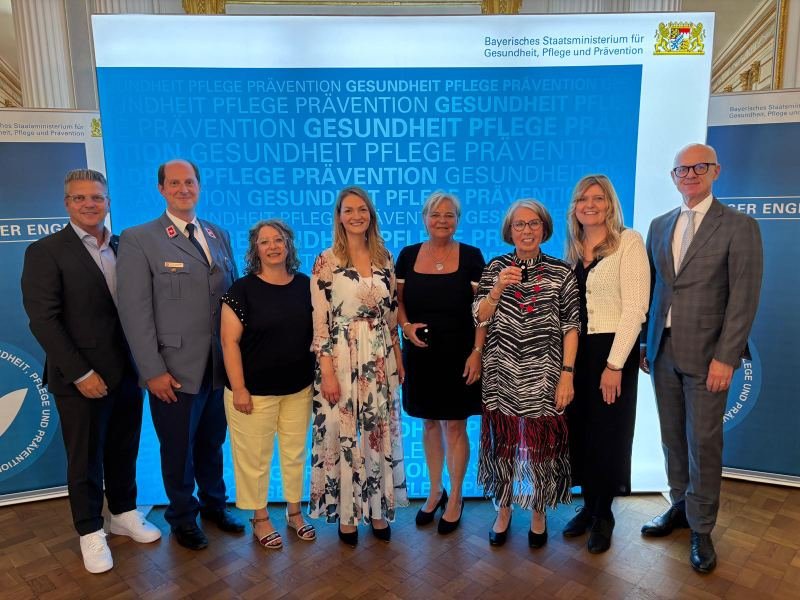 Auszeichnung Weißer Engel 2026 in Regensburg mit der bayrischen Staatsministerin Judith Gerlach und dem Regierungspräsidenten Walter Jonas.