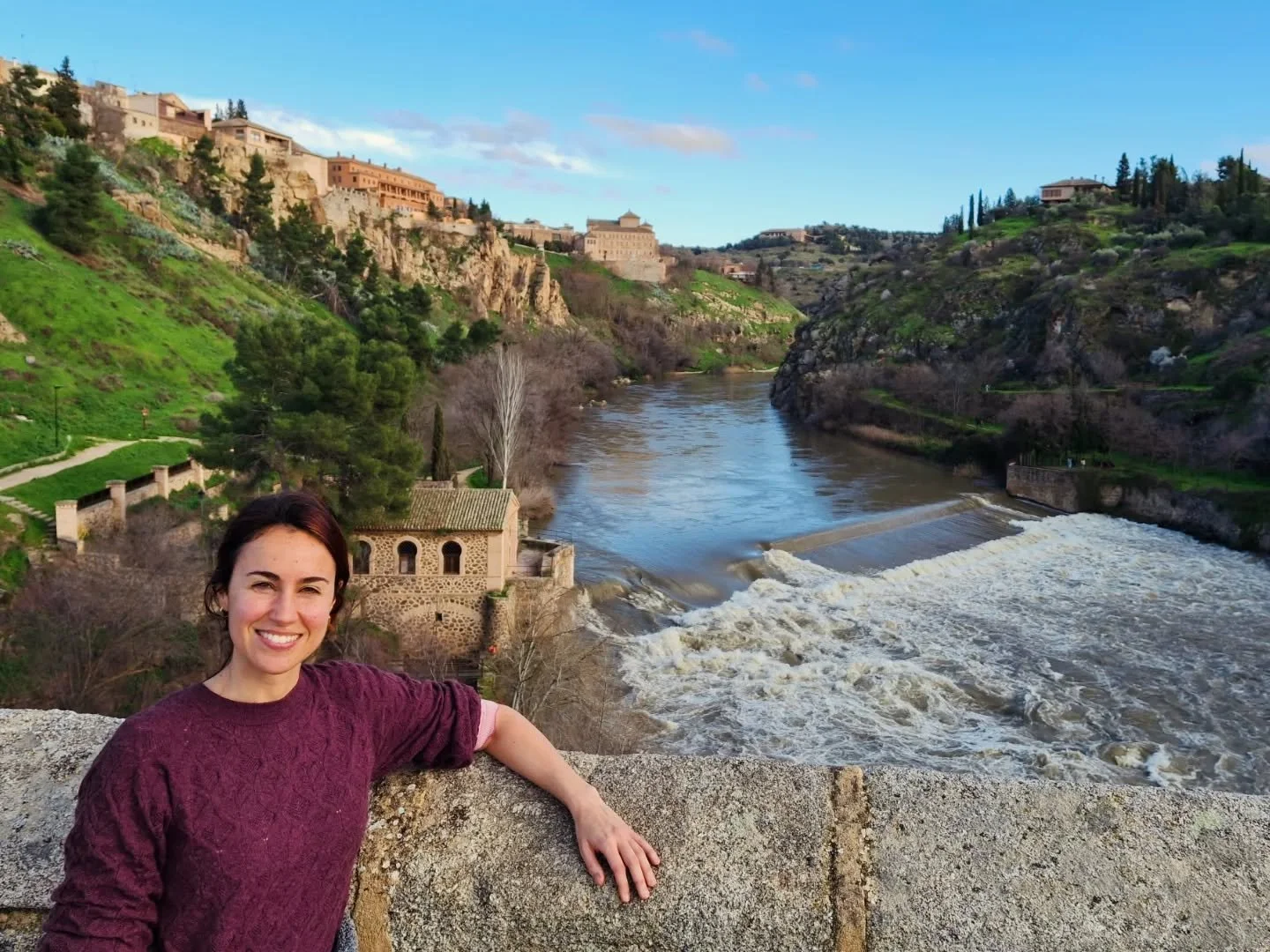Terminamos la itinerancia. El pago del alquiler. La vida eterea. Ya no somos los despose&iacute;dos. Los sin ra&iacute;ces. Los trotapueblos. Arraigamos aqu&iacute;, a orillas del r&iacute;o, a flor del almendro. Dejamos Navarra, con toda su gente y 
