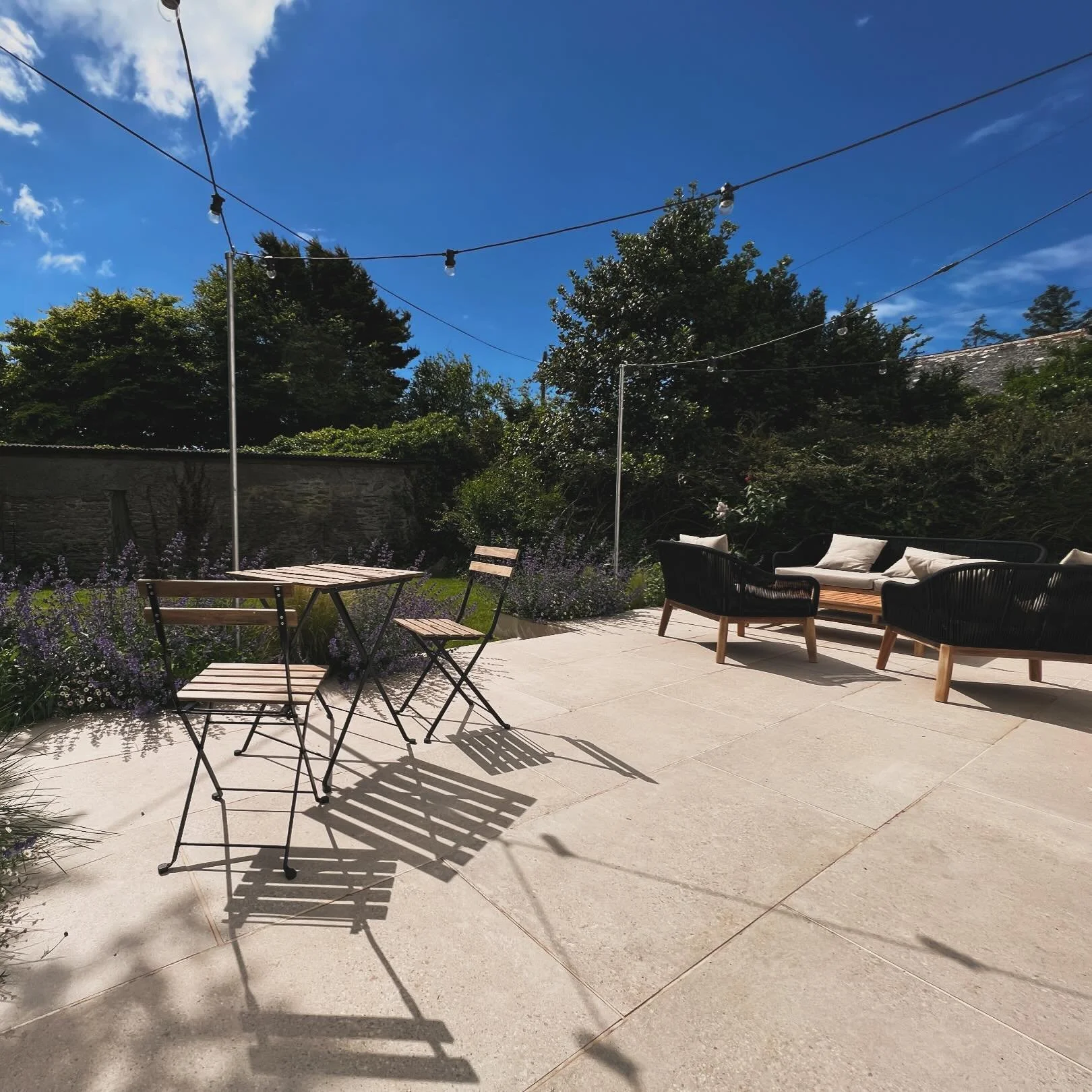 LAST MINUTE AVAILABILITY! ☀️ 🛥️ 🌊 
Due to cancellation the cottage is now available Aug 16th-24th. 
Send us a DM for discounts.
.
#lastminuteholiday #staycation #staycationuk #ukbreaks #uktravel #instatravel #dogholiday  #ukholidays #devon #southha