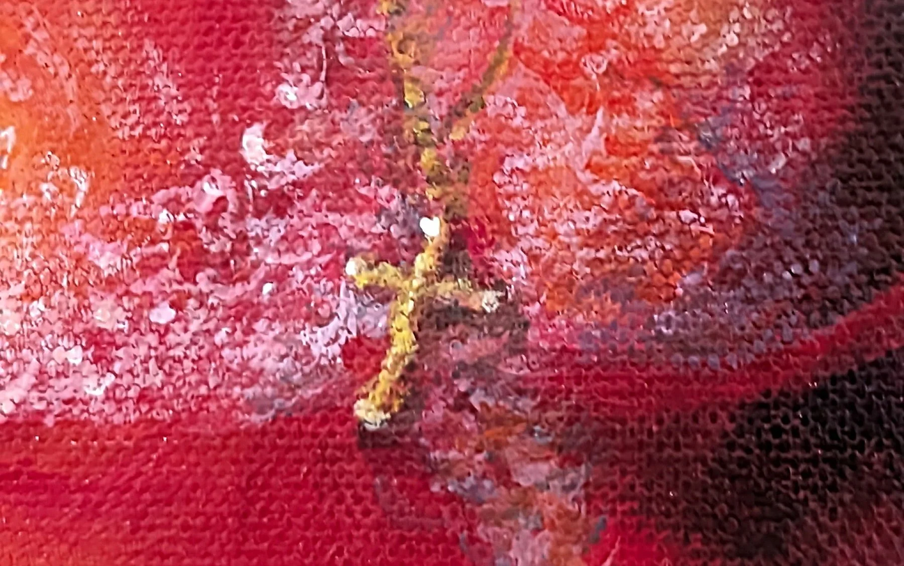 Détail textural du tableau Le corps qu’ils ont corrigé de Galanka, montrant une marque peinte ocre et jaune sur un fond rouge.