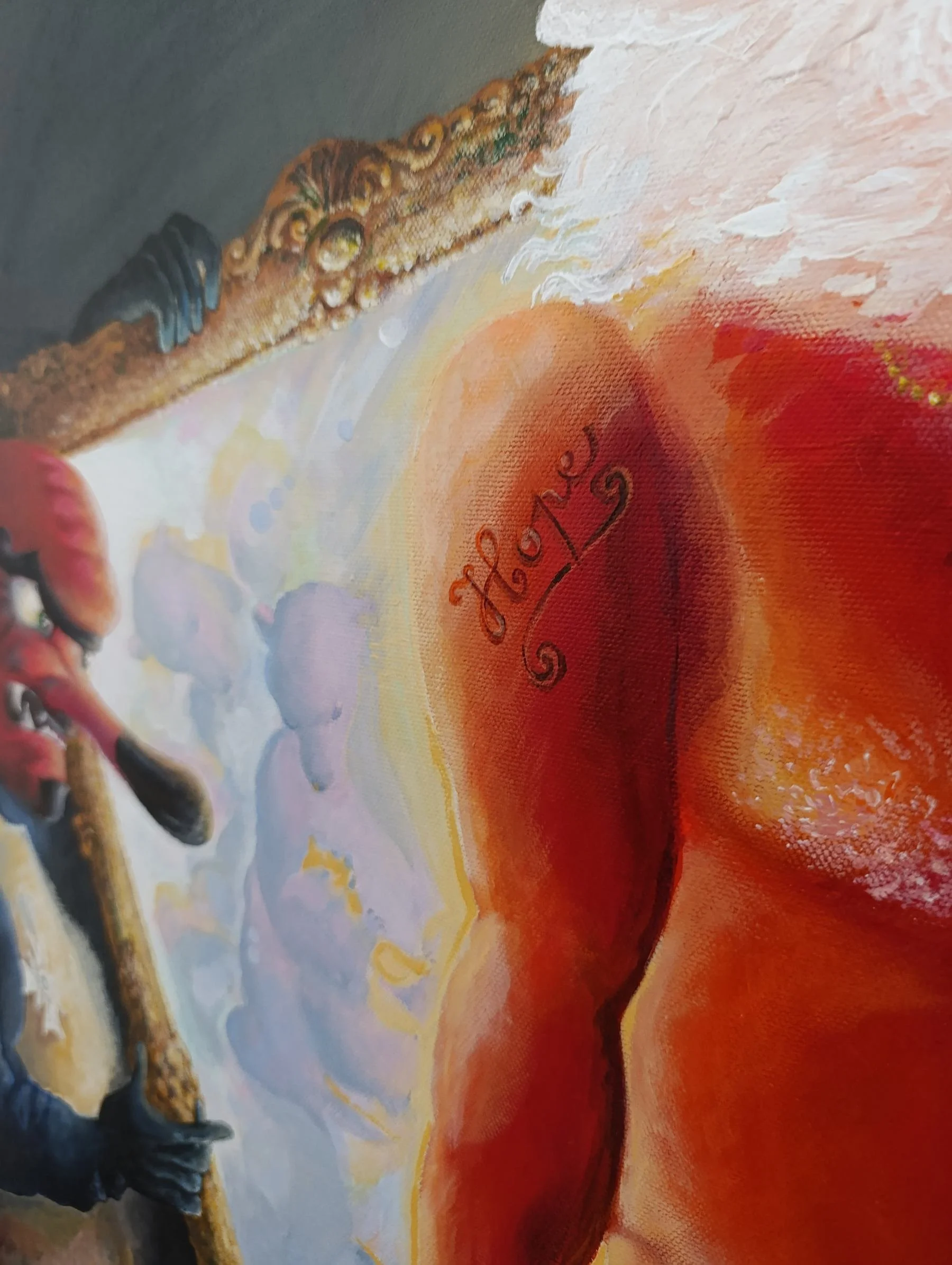 Détail d’un bras peint par Galanka, portant un mot inscrit sur la peau.