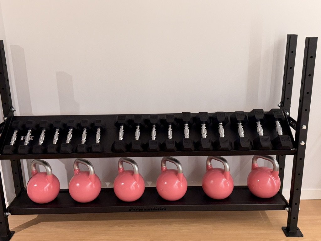Mancuernas y kettlebells del espacio de entrenamiento funcional de Tempo 360