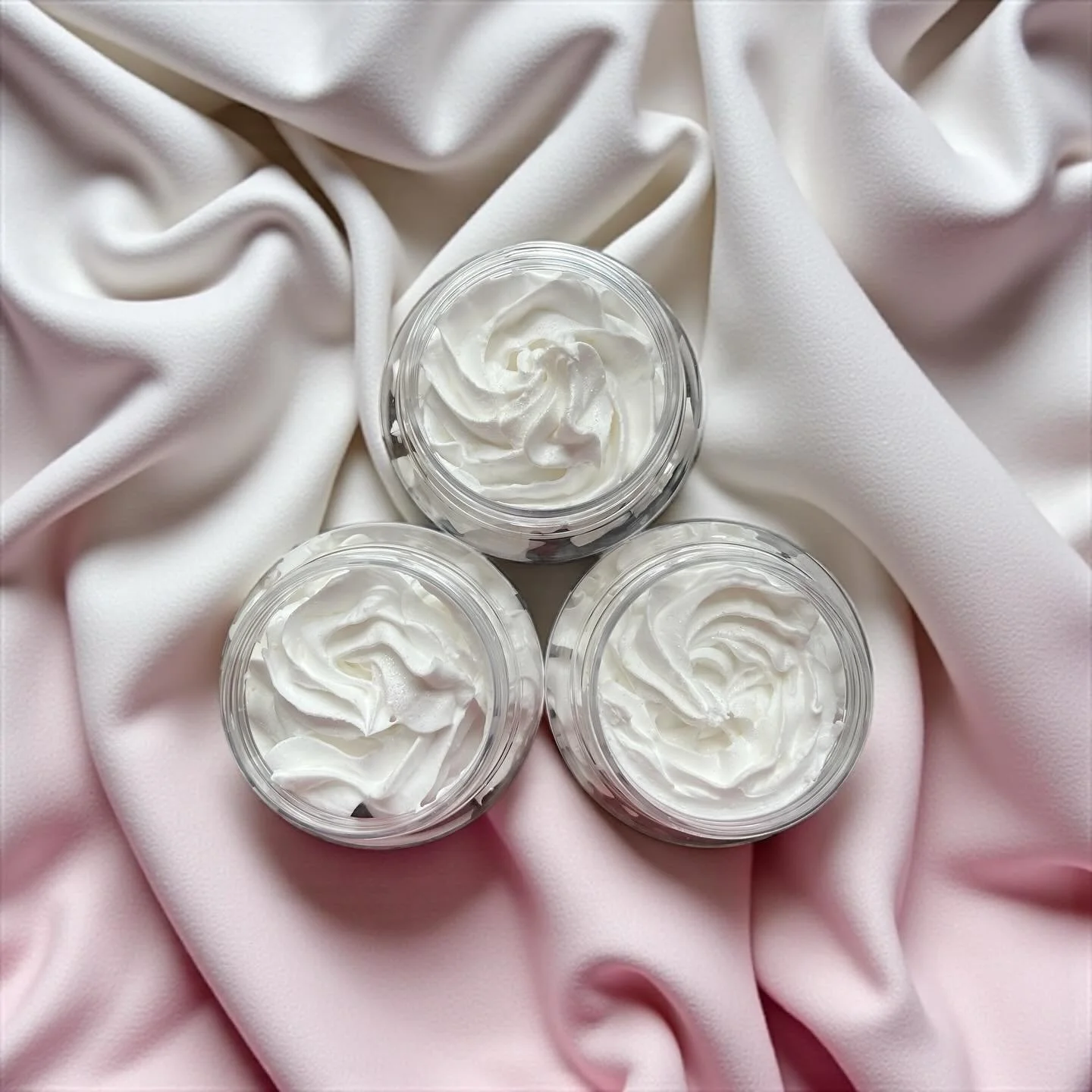 Cosy Cashmere &amp; Winter Musk Whipped Soap 🧼🧣❄️ Packed with Shea butter to nourish skin as the weather gets colder 🩵
Link in bio ⛓️