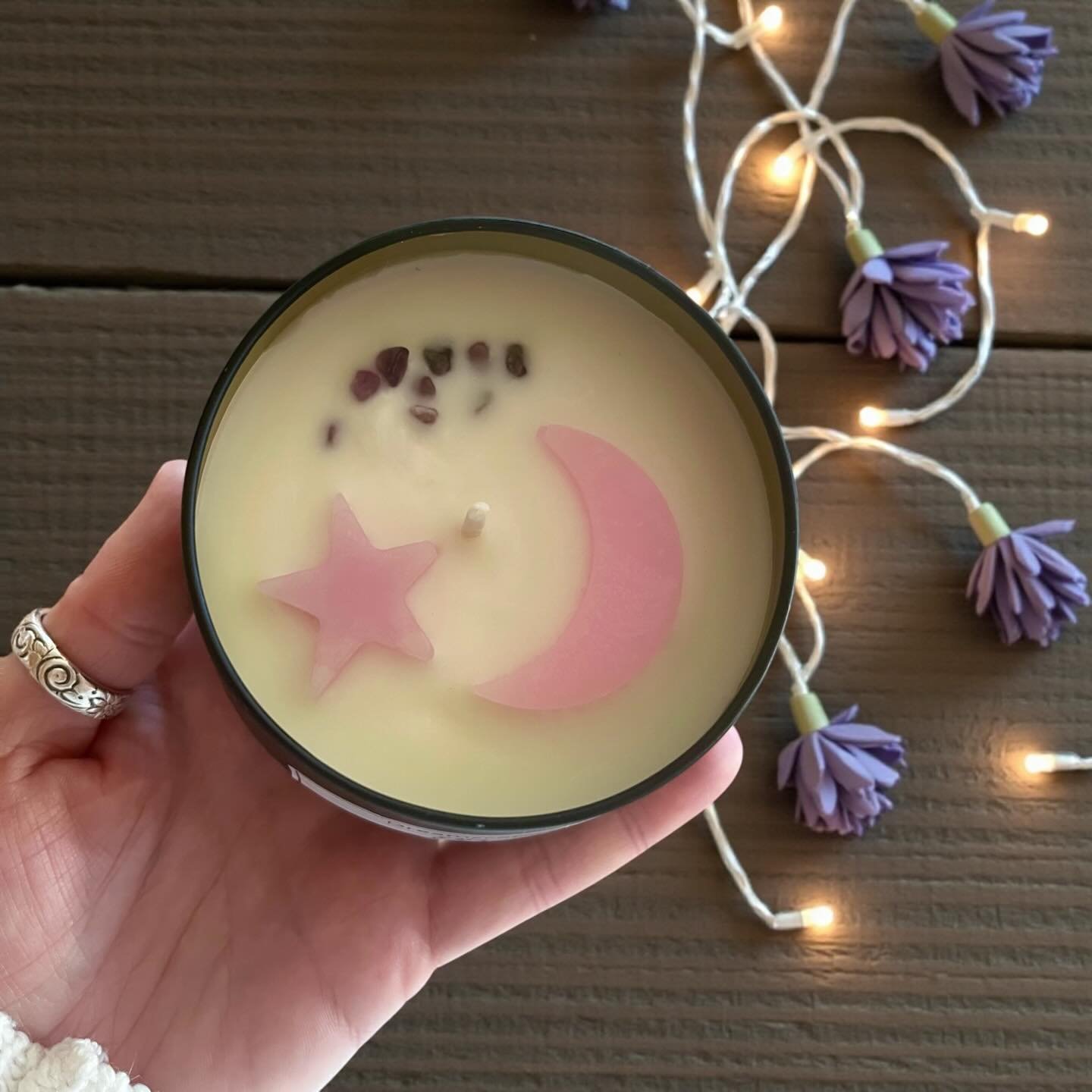 Did you know that natural soy wax contains fewer toxins than paraffin wax? 🌱 It offers a much cleaner, longer burn than other alternatives making it more sustainable and eco friendly 🌎🫶