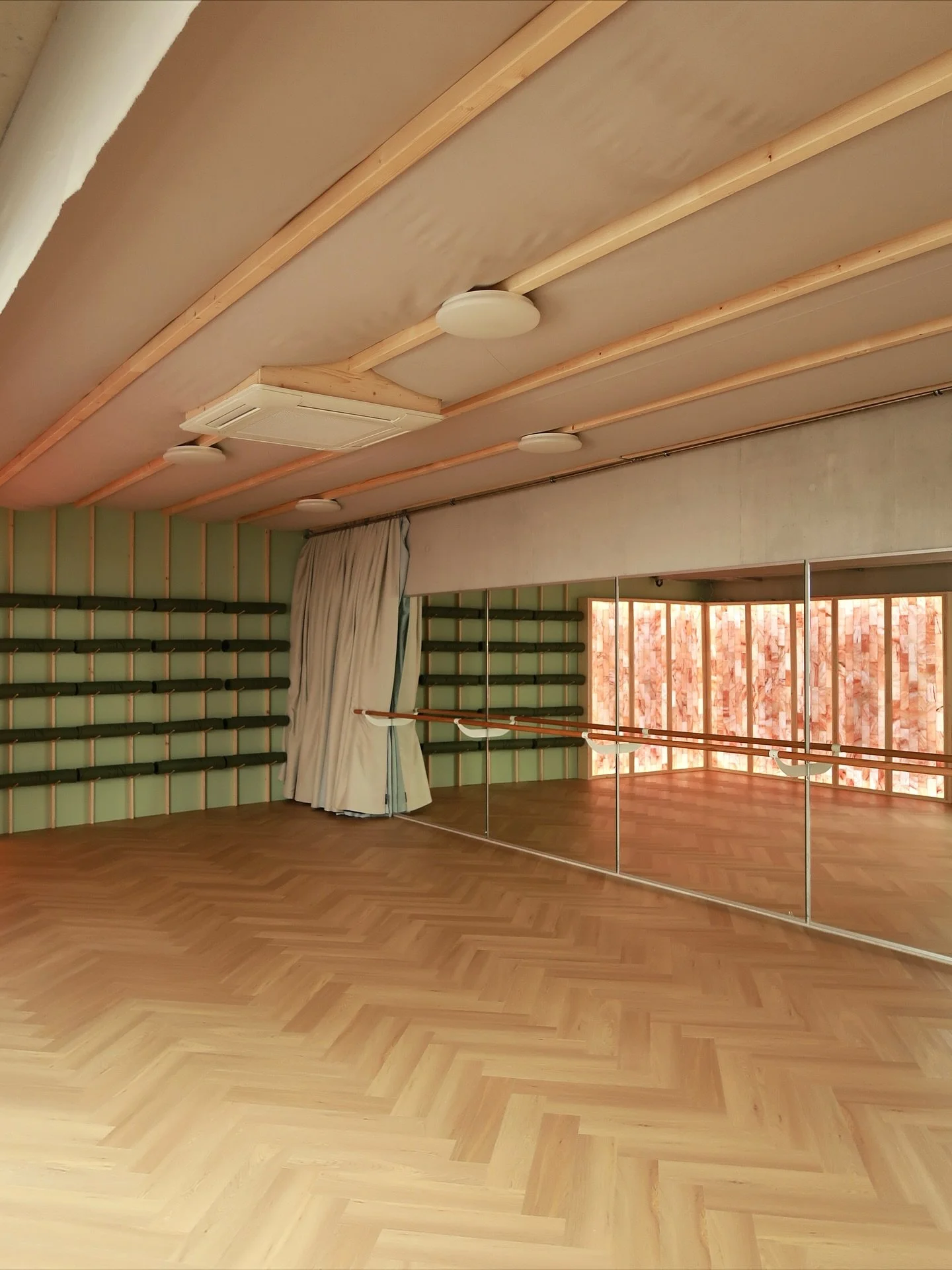 ✨ Take a little tour of our new workshop room! 💚
It&rsquo;s the perfect space for our events and classes &mdash; and we&rsquo;ve got a special surprise waiting for you: a beautiful salt wall, bringing extra health benefits and great atmosphere! 🌿💫