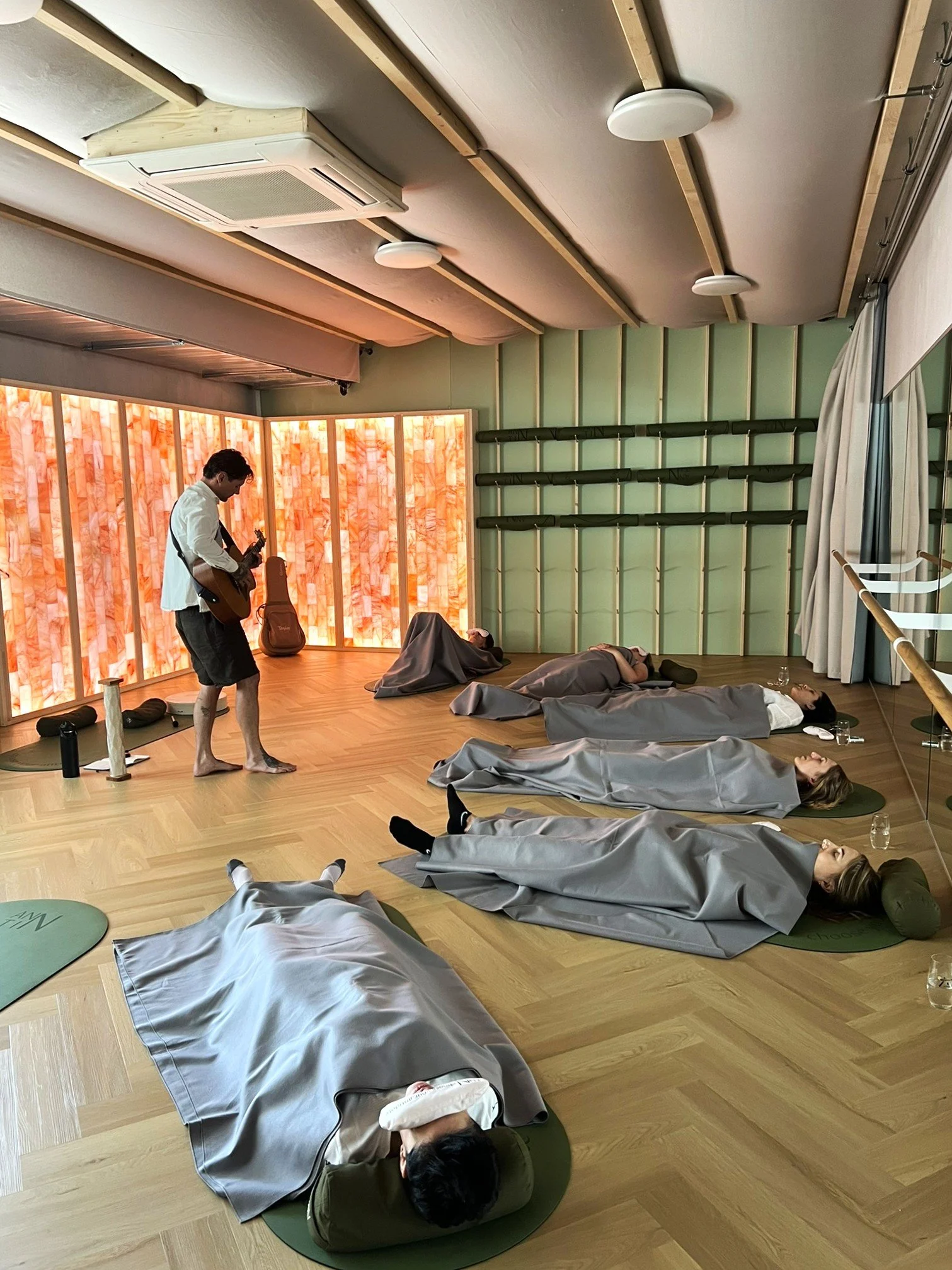 Live acoustic music and soundscape relaxation session during breathwork with participants resting under blankets at ANNTIN Glattbrugg.