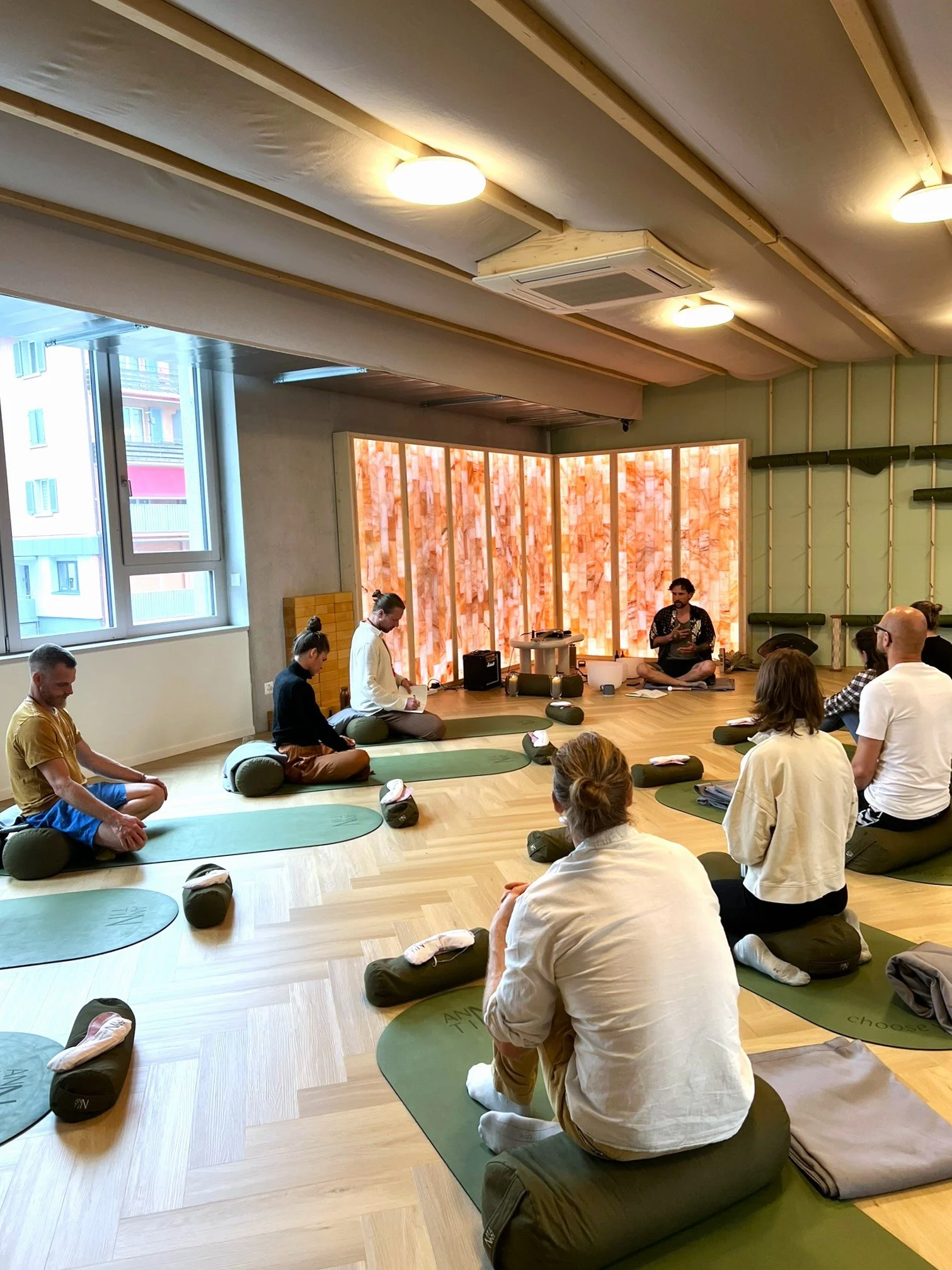 Seated group breathwork session and guided meditation at ANNTIN studio next to Bahnhof Glattbrugg.