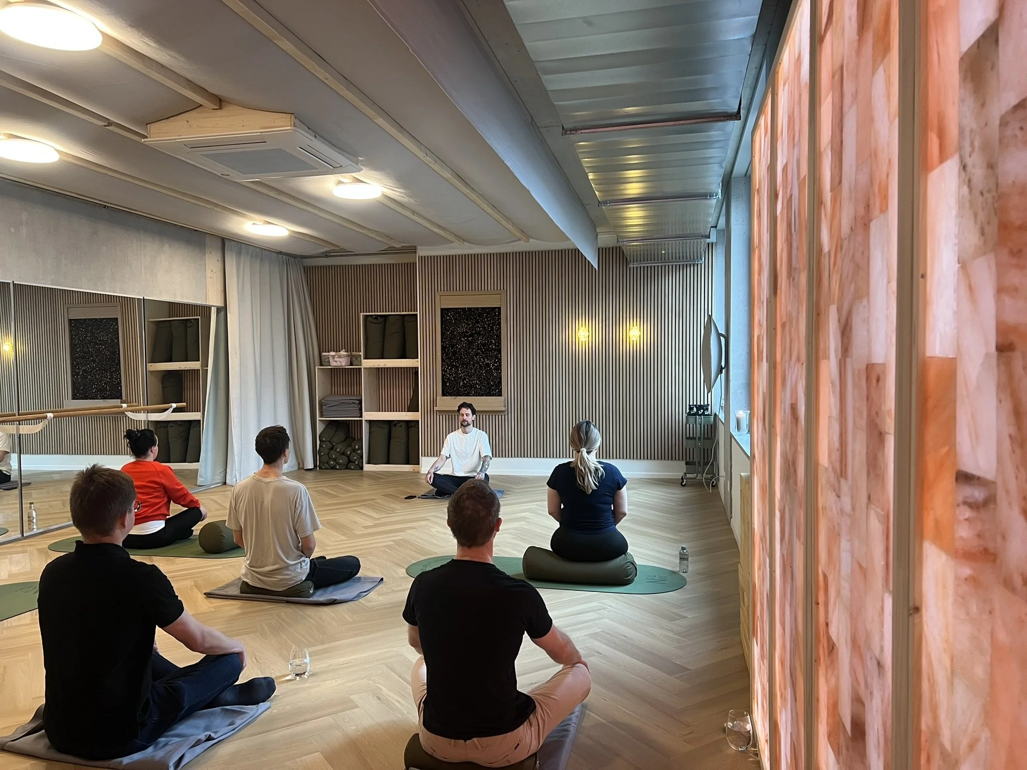 Weekly group breathwork class for stress release at ANNTIN studio in Opfikon near Bahnhof Glattbrugg.