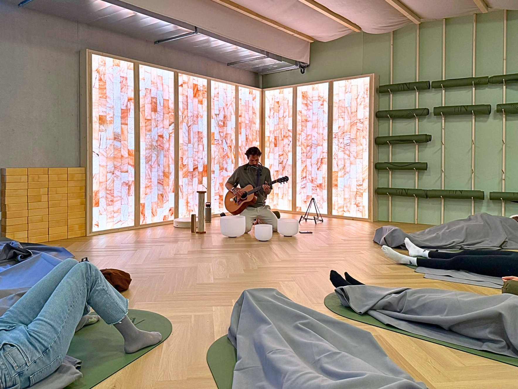Live sound escape session with crystal bowls and acoustic instruments led by Tino at ANNTIN studio Bahnhof Glattbrugg