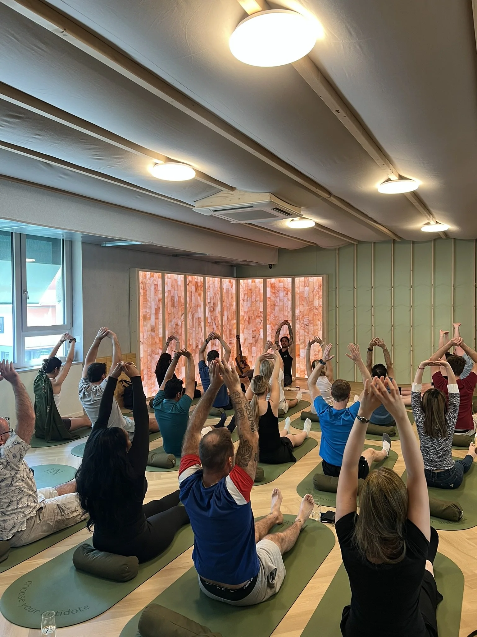 Breath Rave event combining dynamic breathing techniques and active movement in a group breathwork session in Glattbrugg.