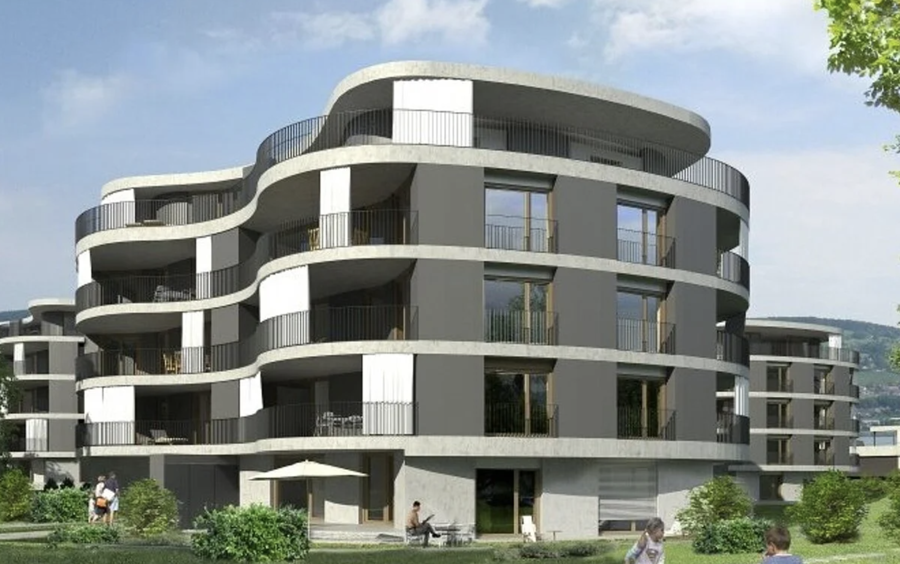 Moderne, mehrstöckige Wohnanlage mit geschwungenen Balkonen, umgeben von grünen Bäumen und Wiesen, mit Menschen, die draußen auf einer Wiese sitzen und spazieren gehen.