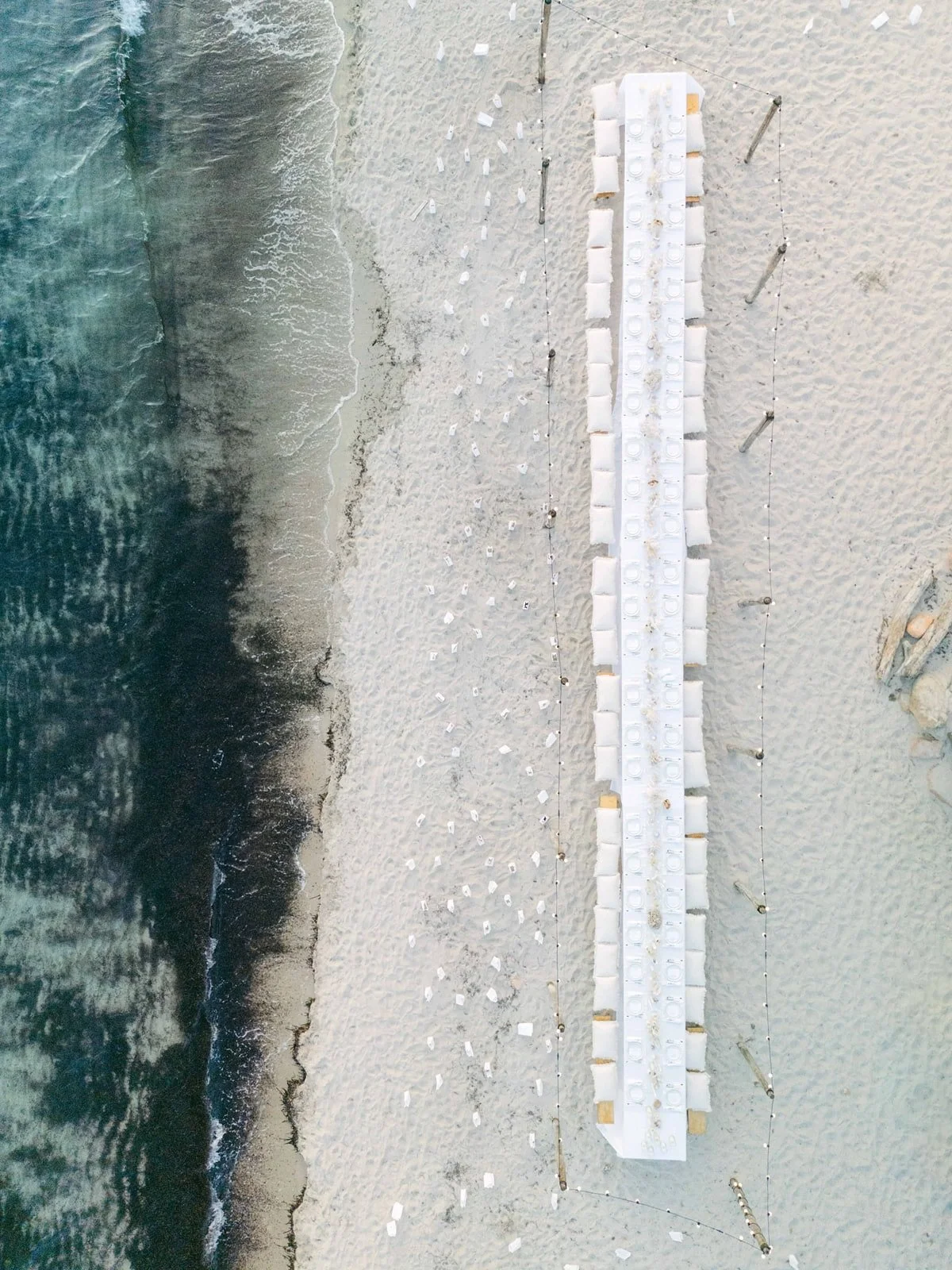 Bivouac &eacute;ph&eacute;m&egrave;re sur une plage confidentielle en Sud Corse. #quietluxury. &Eacute;crire avec vous un &eacute;t&eacute; lumineux 

Design et planning : @lesteteschercheuses 
Chef : @ja.corsica
Photos : @sandrineboyerengel