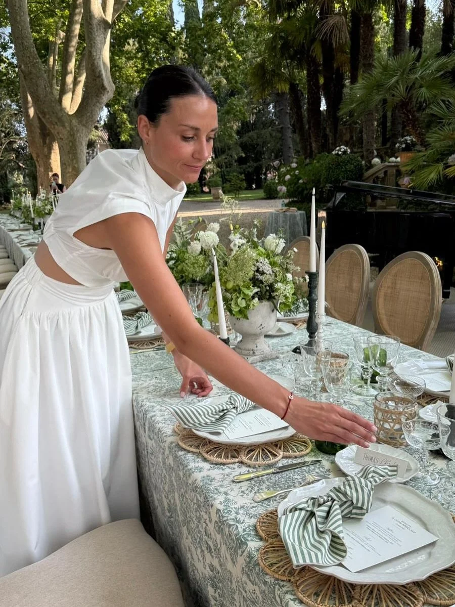 Apr&egrave;s deux ann&eacute;es au c&oelig;ur des c&eacute;pages m&eacute;ridionnaux de Ramatuelle , le d&icirc;ner annuel VIP de la maison Minuty confi&eacute; &agrave; l&rsquo;agence @lesteteschercheuses x @juanarbelaezchef s&rsquo;est install&eacu
