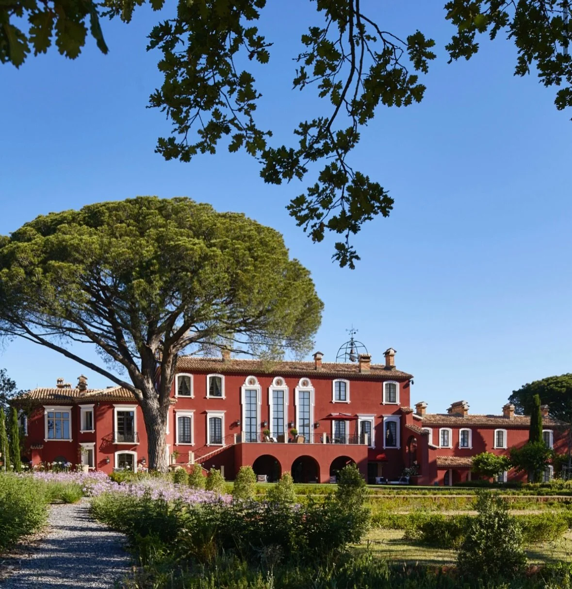 Au c&oelig;ur du massif des Maures, dans le golfe de saint Tropez, un d&icirc;ner de mariage au motif &agrave; rayures au luxe discret 
Chef : @celine_pham_ 
Traiteur : @poteletchabot 
Design and Event Planning : @lesteteschercheuses 
Lieu : @zannier