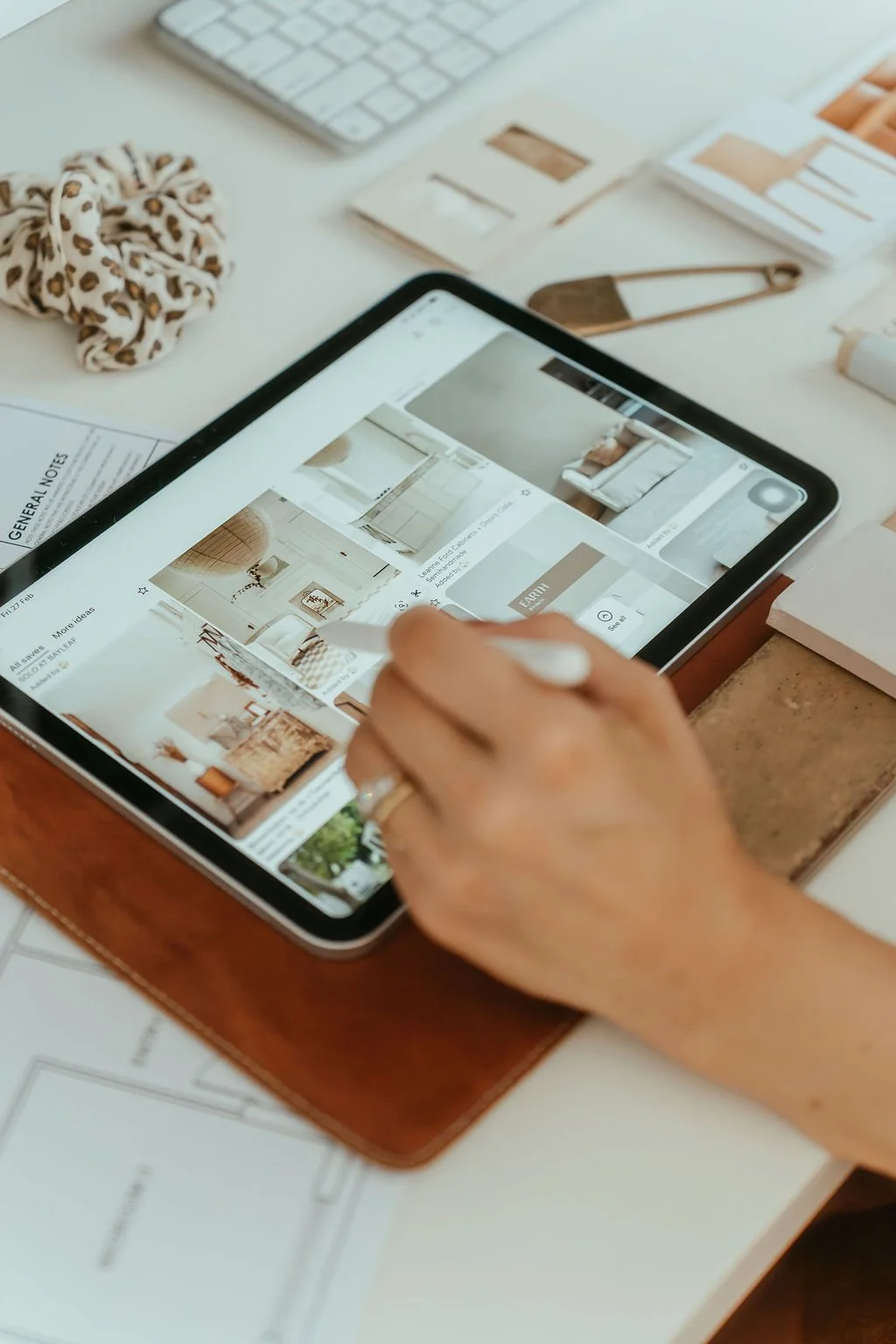 Hand iPad.jpg