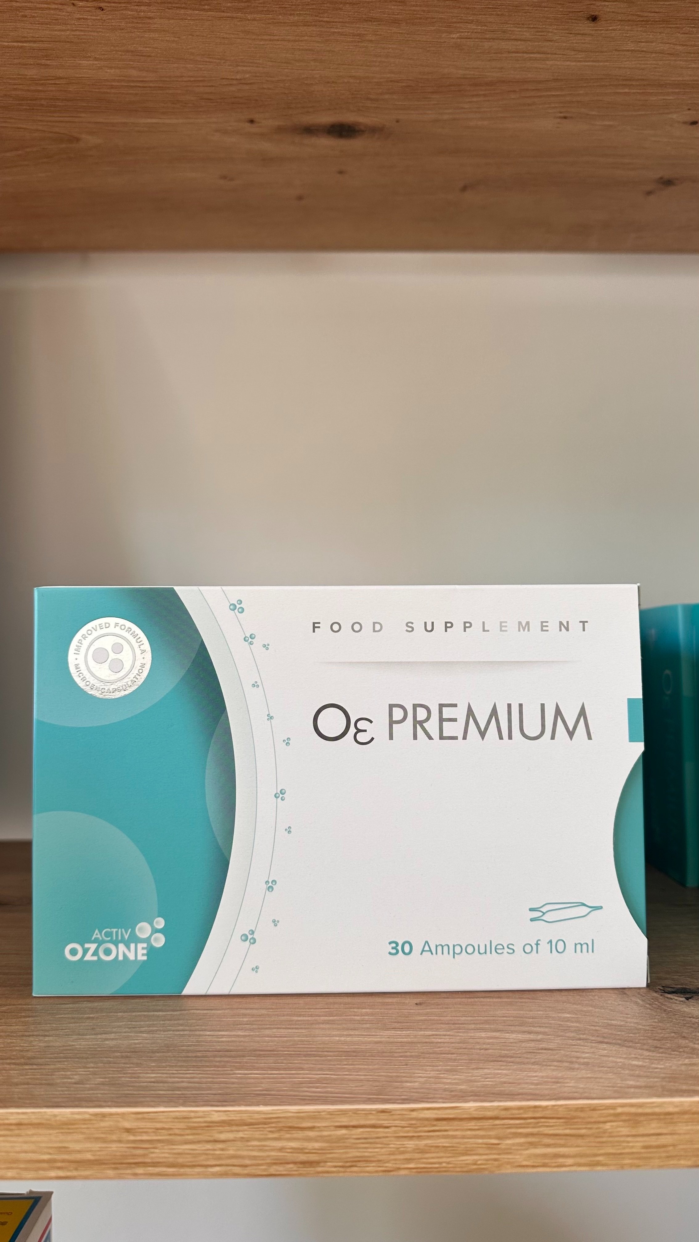 Ampola de vidro do ActivOzone Premium com líquido castanho claro, usada em tratamentos de ozonoterapia oral.
