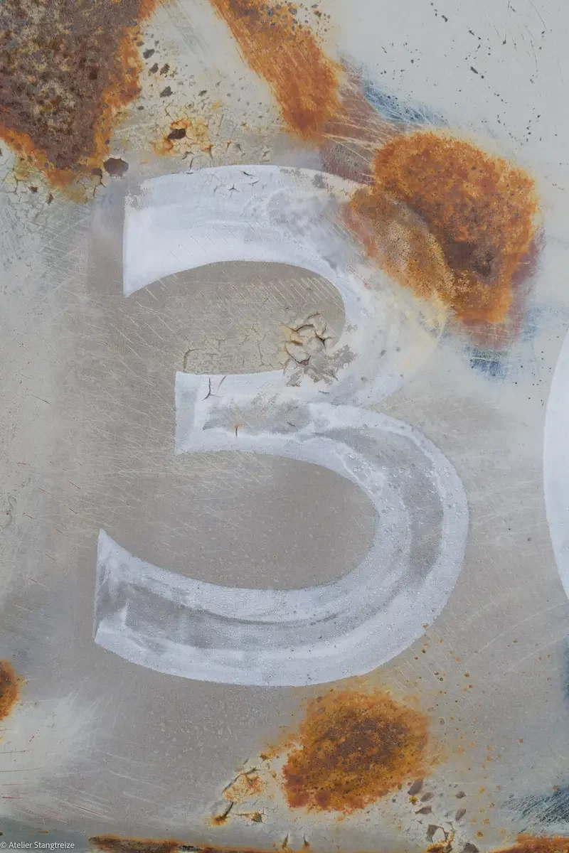 Chiffre peint sur carrosserie ford mustang avec traces de corrosion et décoloration.