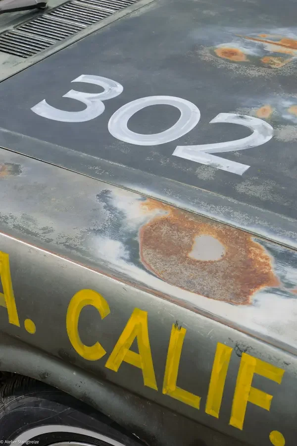 Food Mustang peinte avec le numéro 302 et le nom A. Calif en jaune, la surface est rouillée.