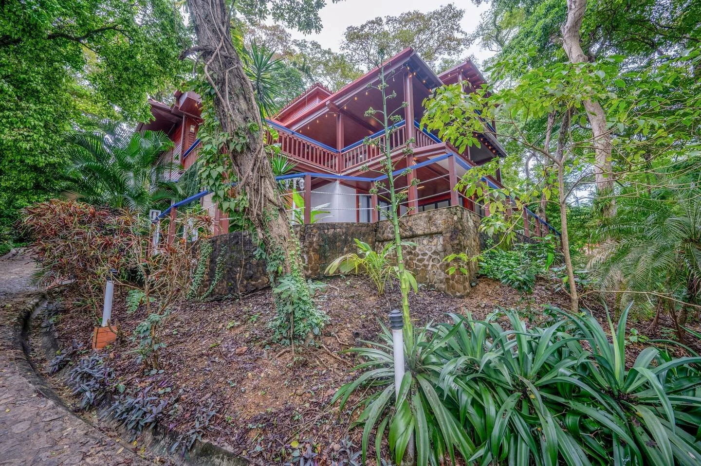 casa luz frente.jpeg