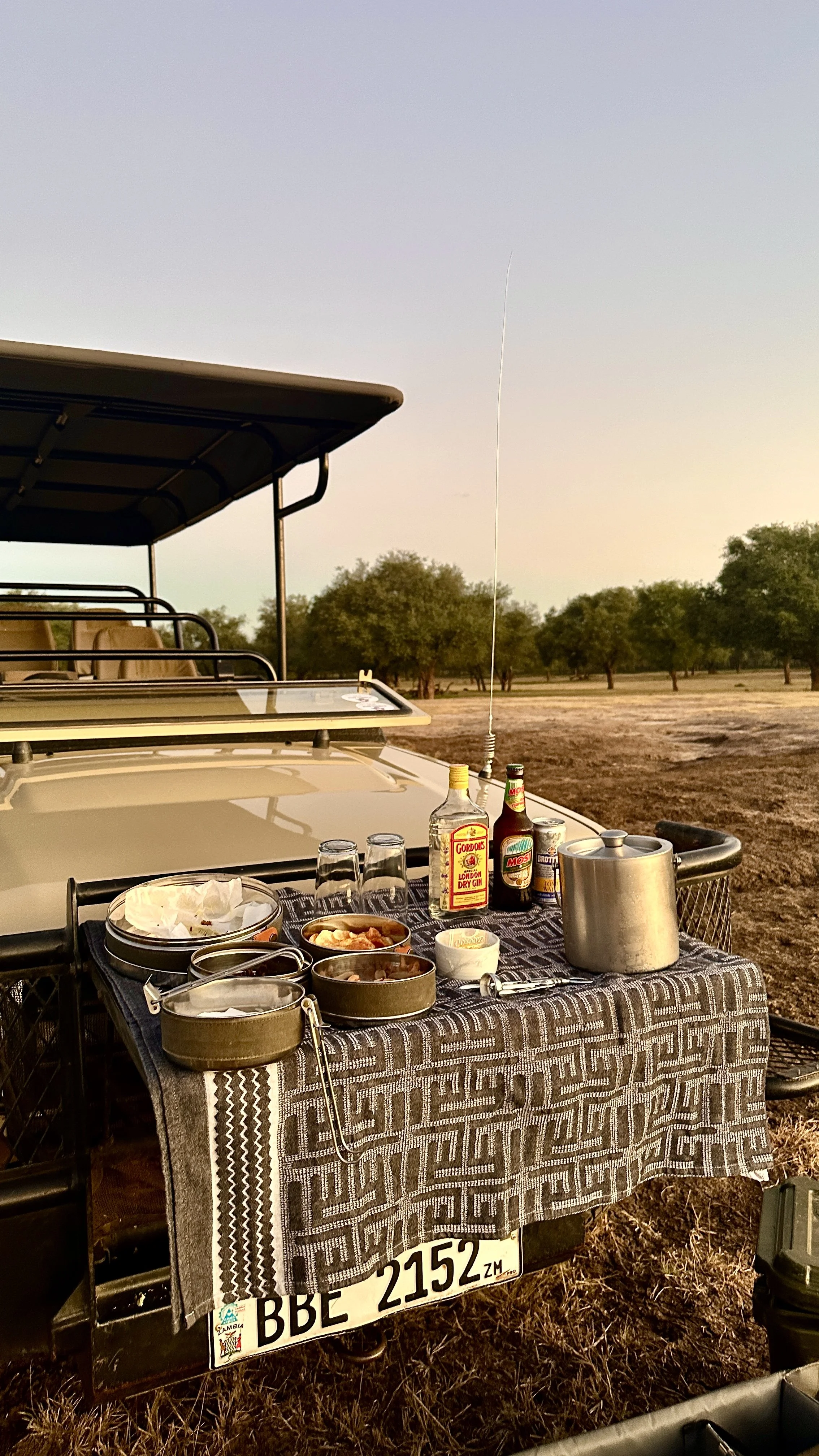 Sundowner drinks and snacks during an Anabezi safari activity