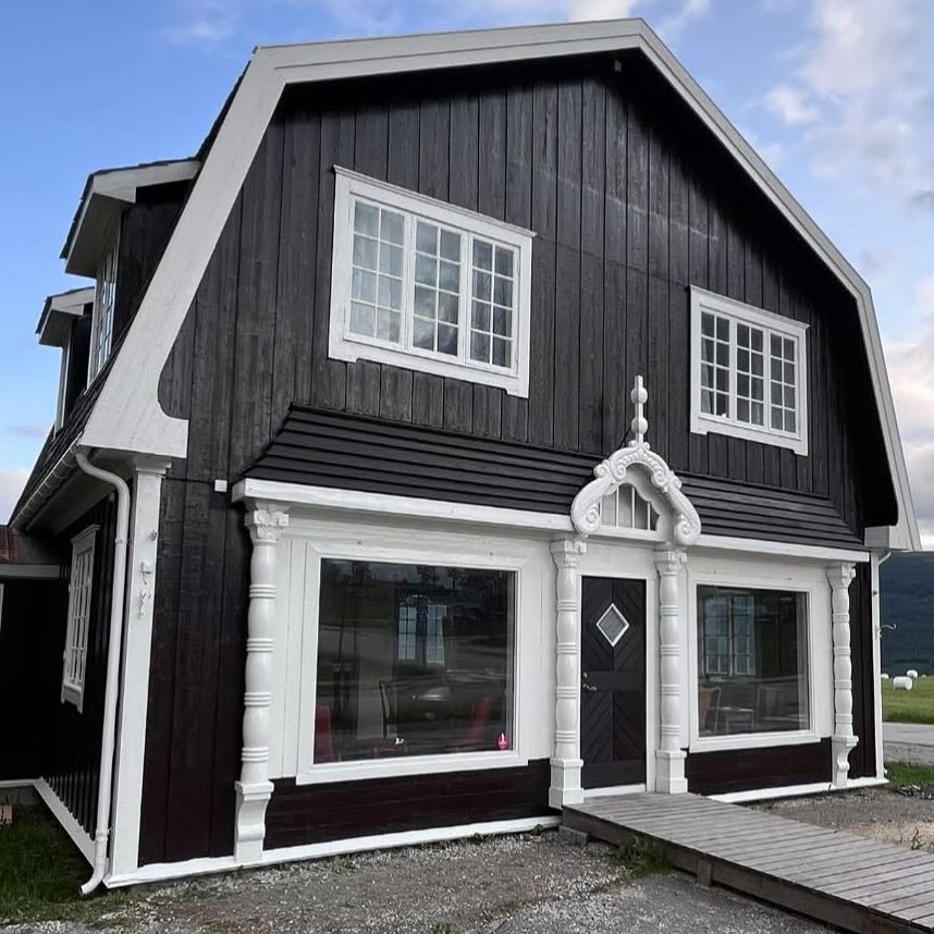 Bokhandelen fr&aring; 1912 har f&aring;tt sin glans attende! No er det ikkje lenge f&oslash;r det blir liv og r&oslash;re her att 🤩☕️🧇