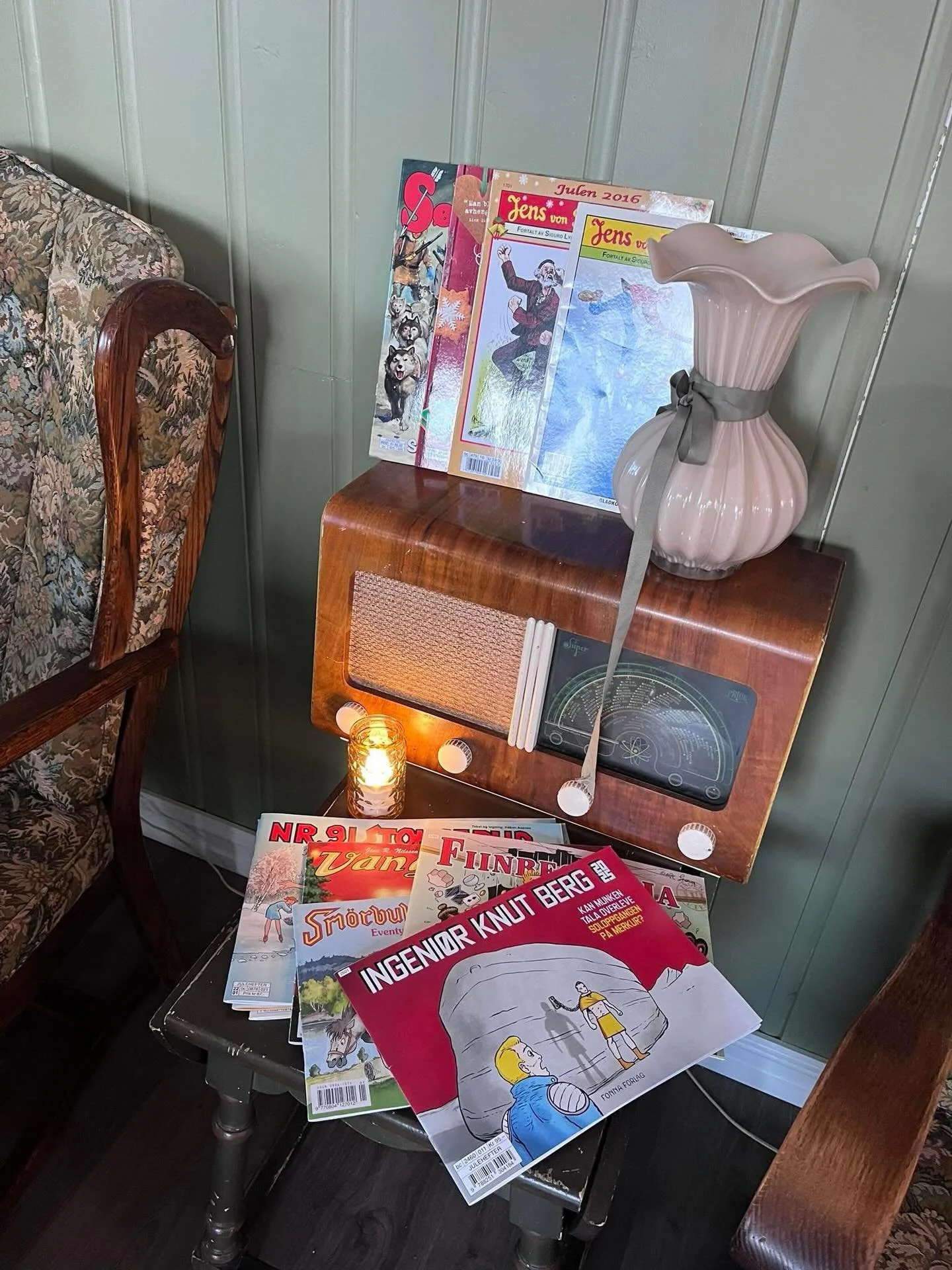 Ei lita pause med kaffe og julehefte gjev ekte julestemning - vi har funne fram eit knippe hefte av b&aring;de nyare og eldre dato ✨