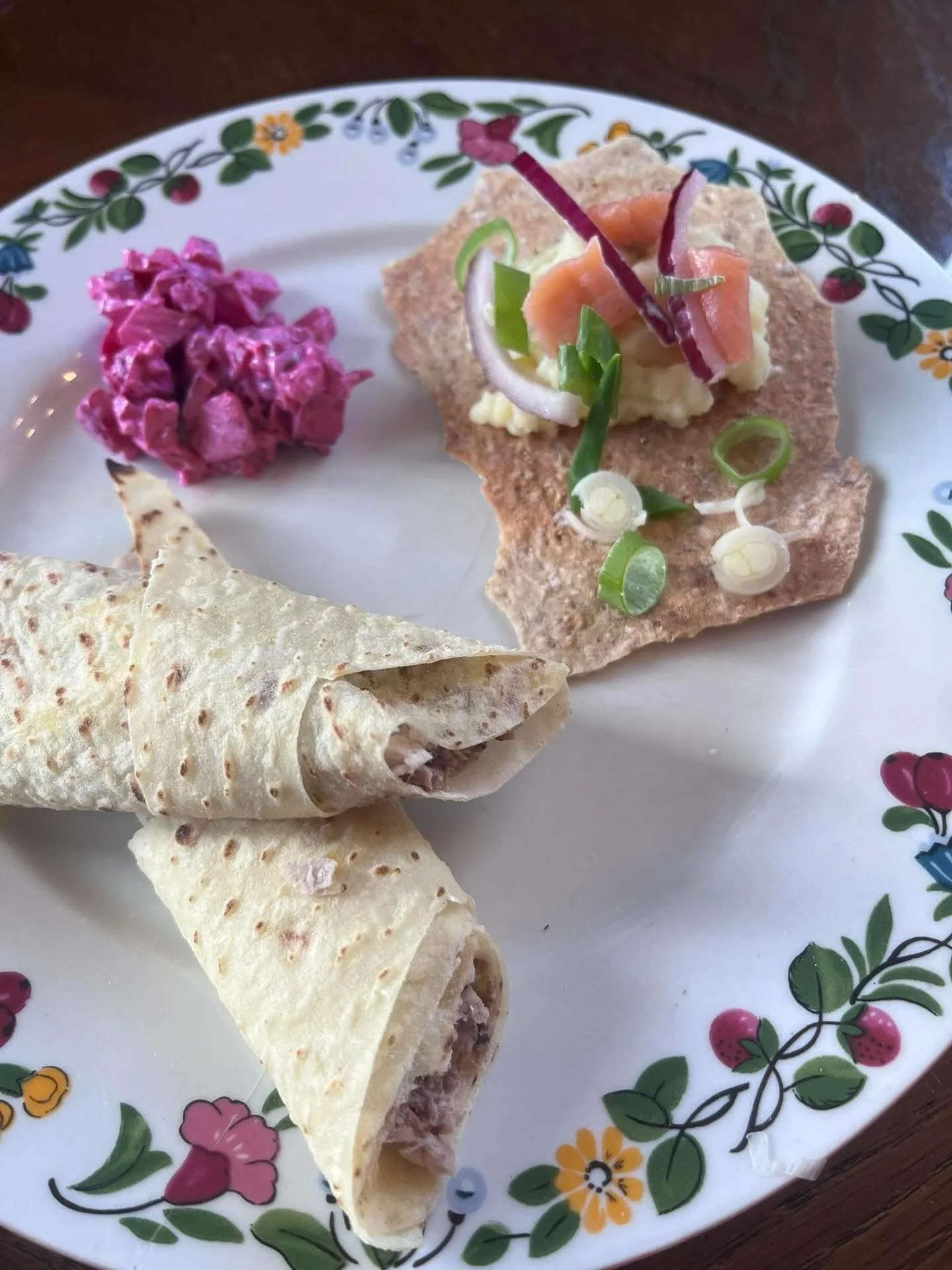 Dagens middag i helga er medisterkaker med k&aring;lstuing eller svinecurry med ris 😋
Vi har ogs&aring; juleasjett med rakfisk og sylte.