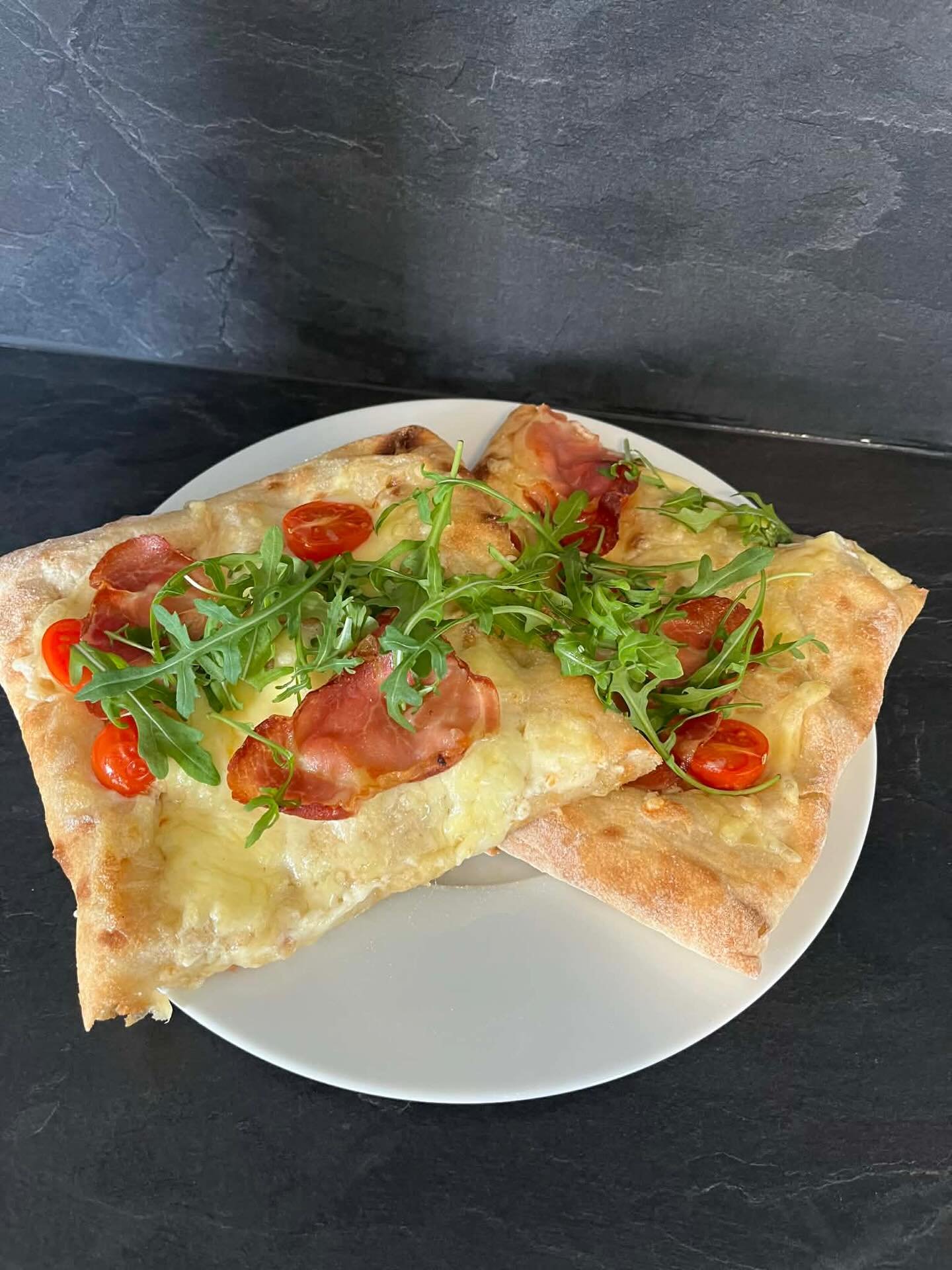 I dag byrjer vi med PINSA p&aring; menyen - ein slags blanding av pizza og focaccia 😋 
Toppingane matchar burgerane og blingsane v&aring;re. Du kan velje mellom raud eller kvit pinsa. Og ein gladnyheit til: Vegetarblingsen gjer comeback i dag, men m