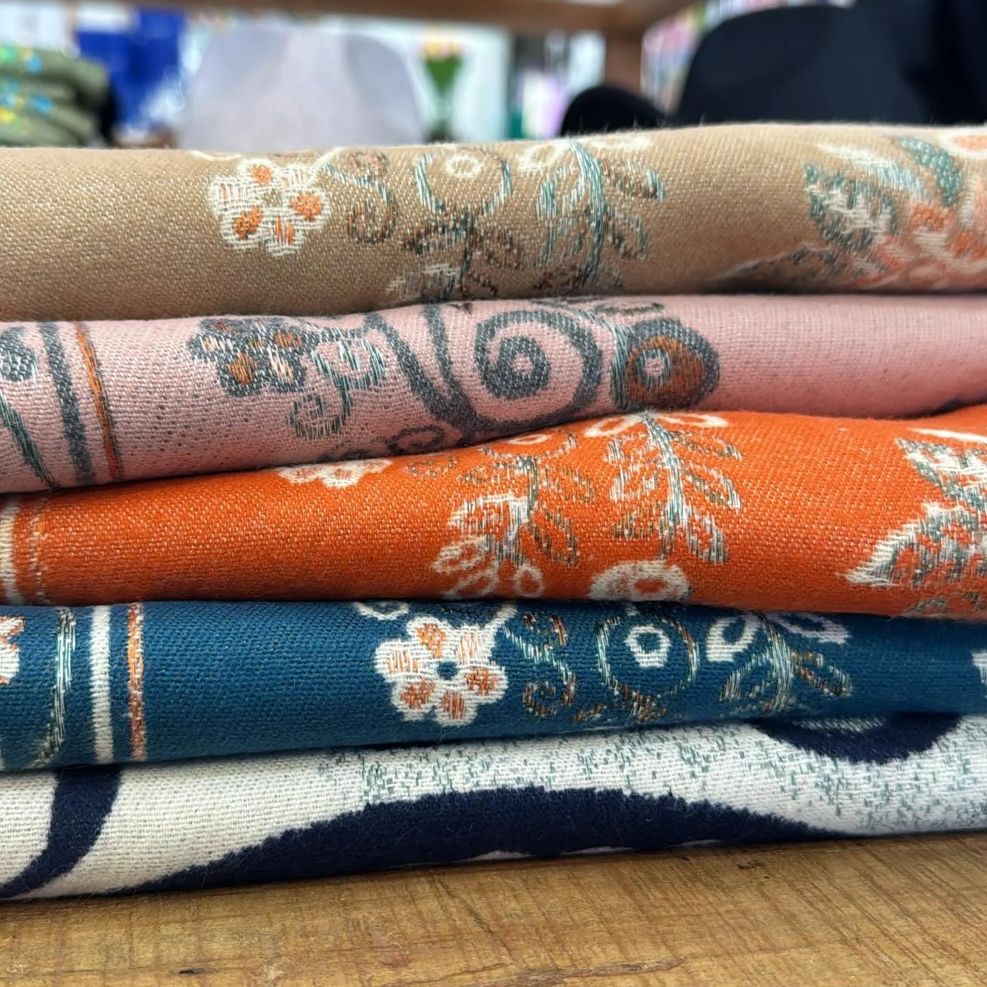 Sneak peek of what&rsquo;s keeping us warm this fall 👀🍂Who&rsquo;s ready for scarf season? 🍁
.
.
.
.
#scarf #fall #autumn #readyforfall #fashion