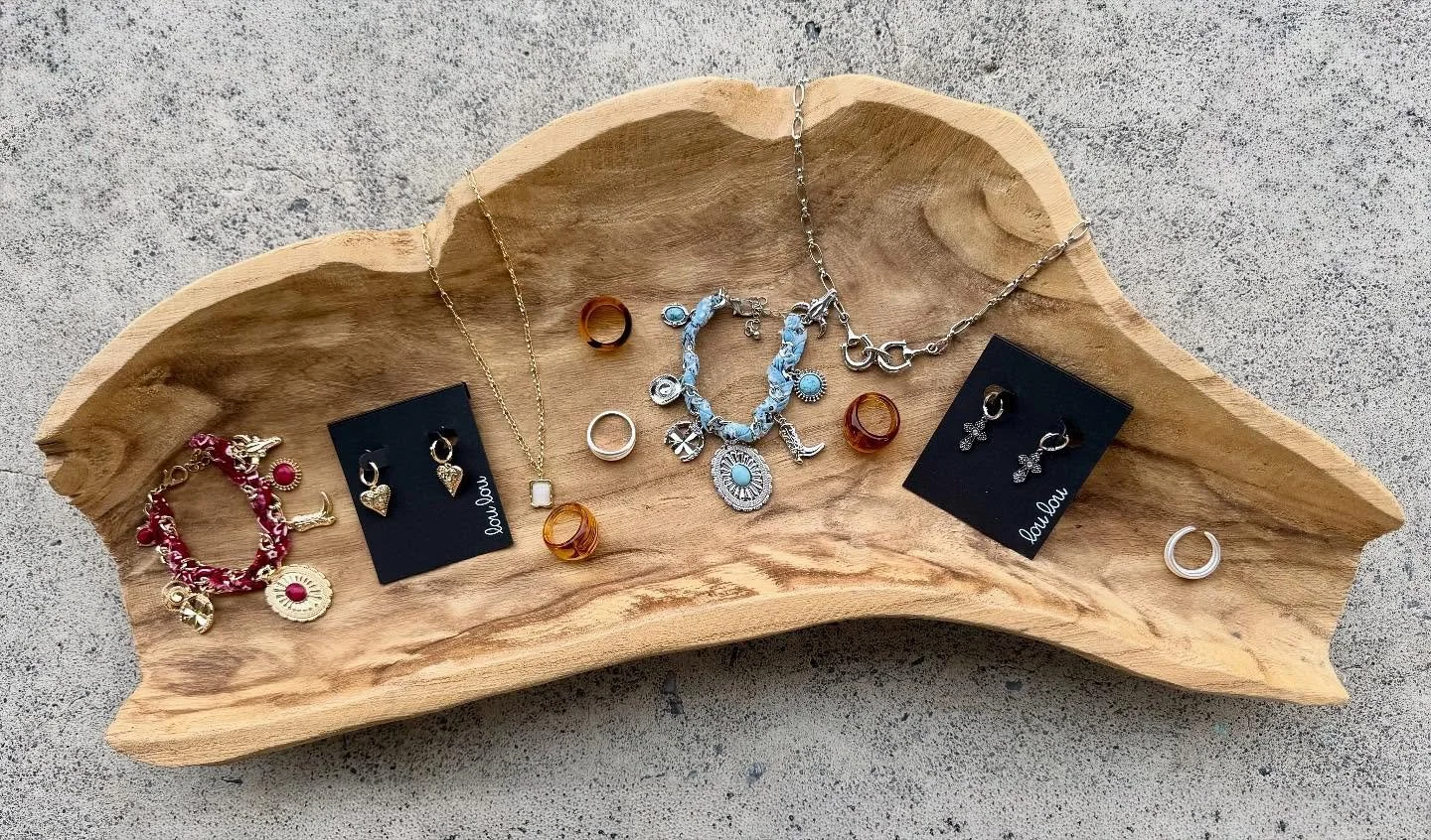 Golden charms, silver chains, and little touches of color meet the latest in our western jewelry collection. 🌵🐎
.
.
.
#fall #fashion #western #westernstyle #shoplocal #shopsmallbusinesses #shopsmall #loulou