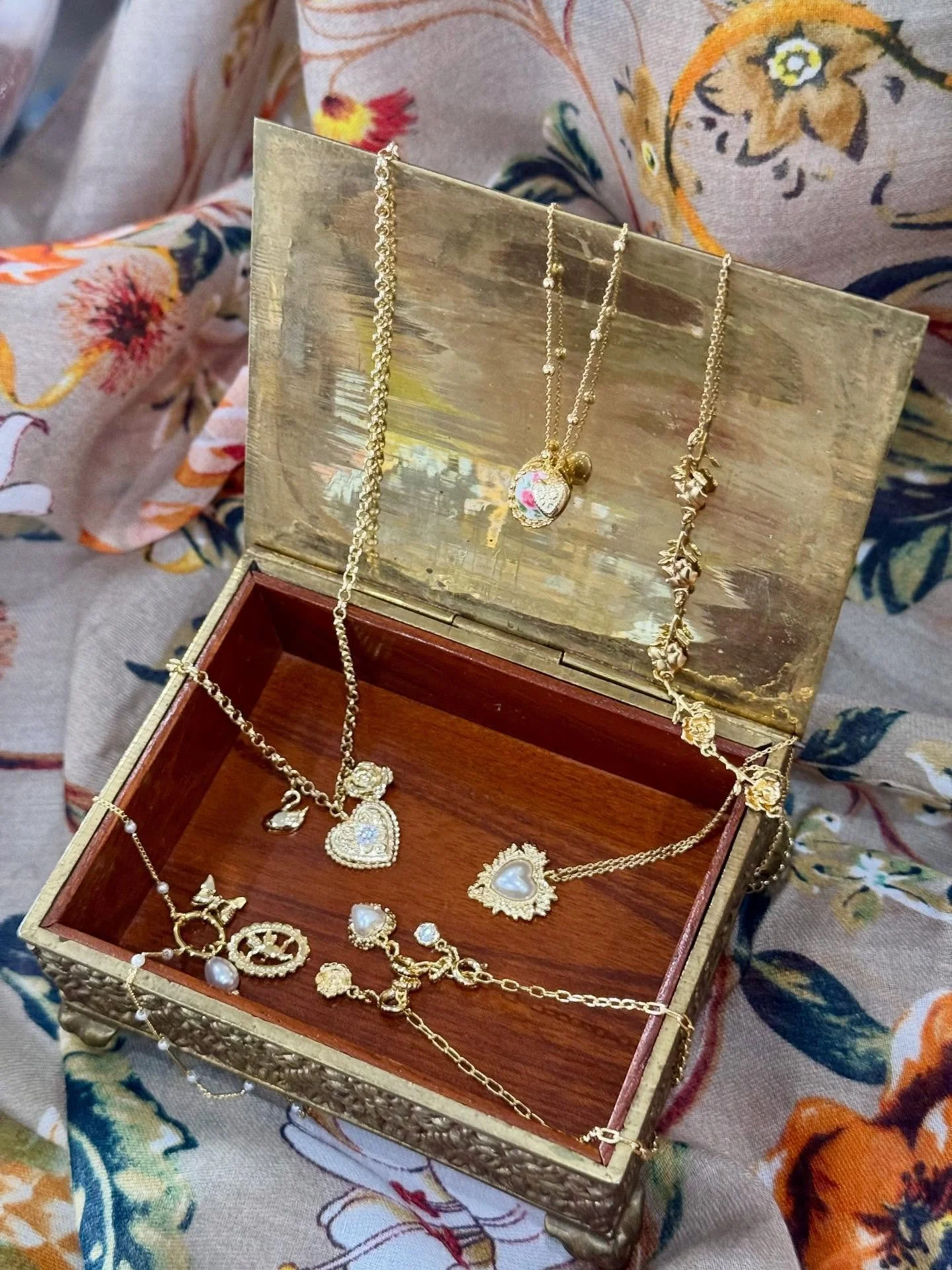 Vintage charm reimagined ✨
Our newest gold and silver necklaces are here! Vintage inspired jewelry designed for modern romantics.
From delicate heart pendants to pearl accents and timeless statement pieces, each necklace feels like a treasure from an