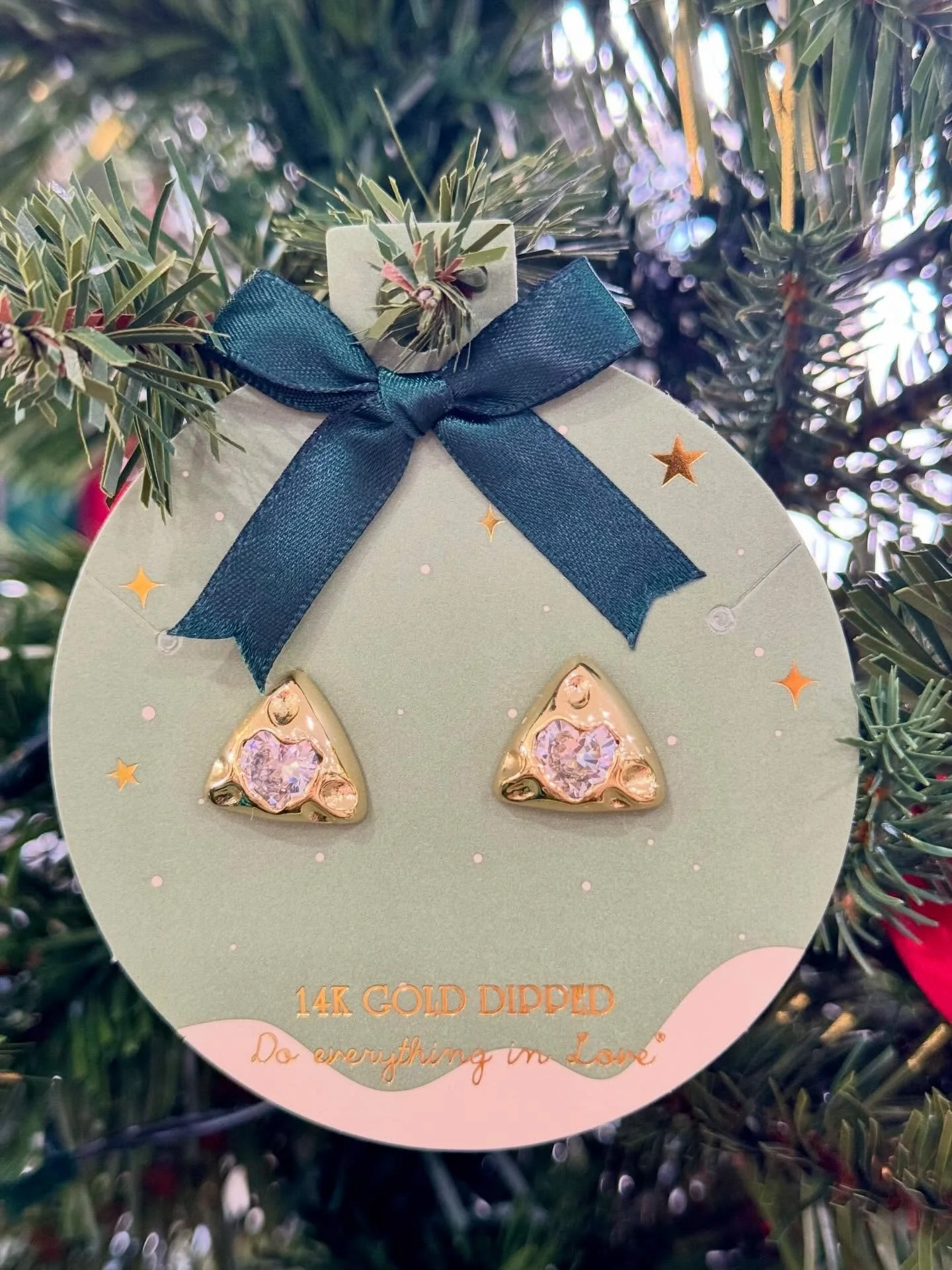 Holiday Gifting Made Easy ✨🎄
Our 14K gold dipped earrings are the perfect stocking stuffer, teacher gift, bestie gift, or last minute Christmas surprise. Each pair comes ready to gift with our adorable ornament packaging + ribbon 🎀
Shop small, supp