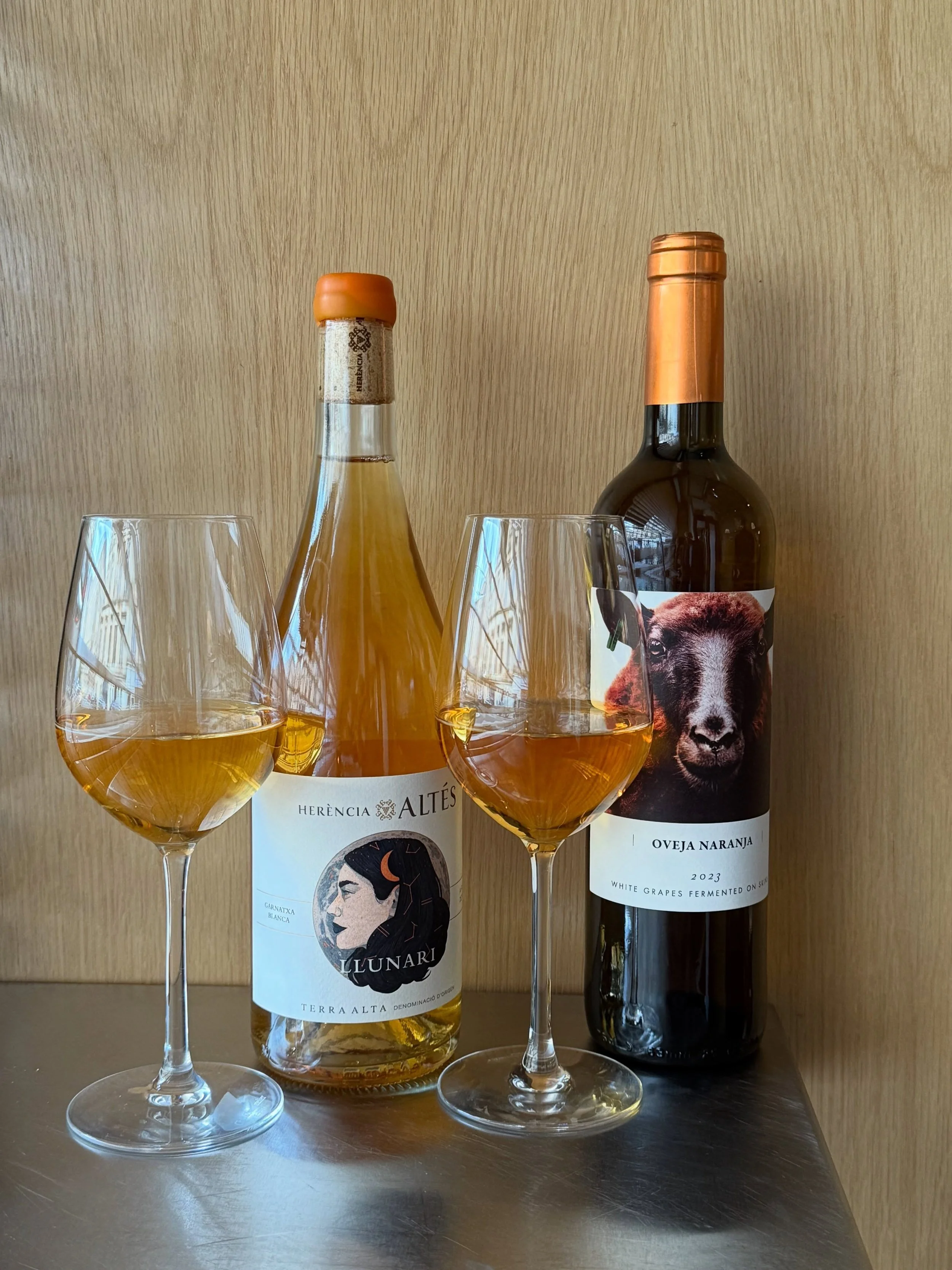 Introducing our newest additions to our orange wine list 🧡

Her&egrave;ncia Alt&eacute;s Llunari 2023 
100% Garnatxa Blanca
With 20 days skin contact and partial aging in amphorae  this golden wine presents crisp aromatic citrus with a vegetale and 