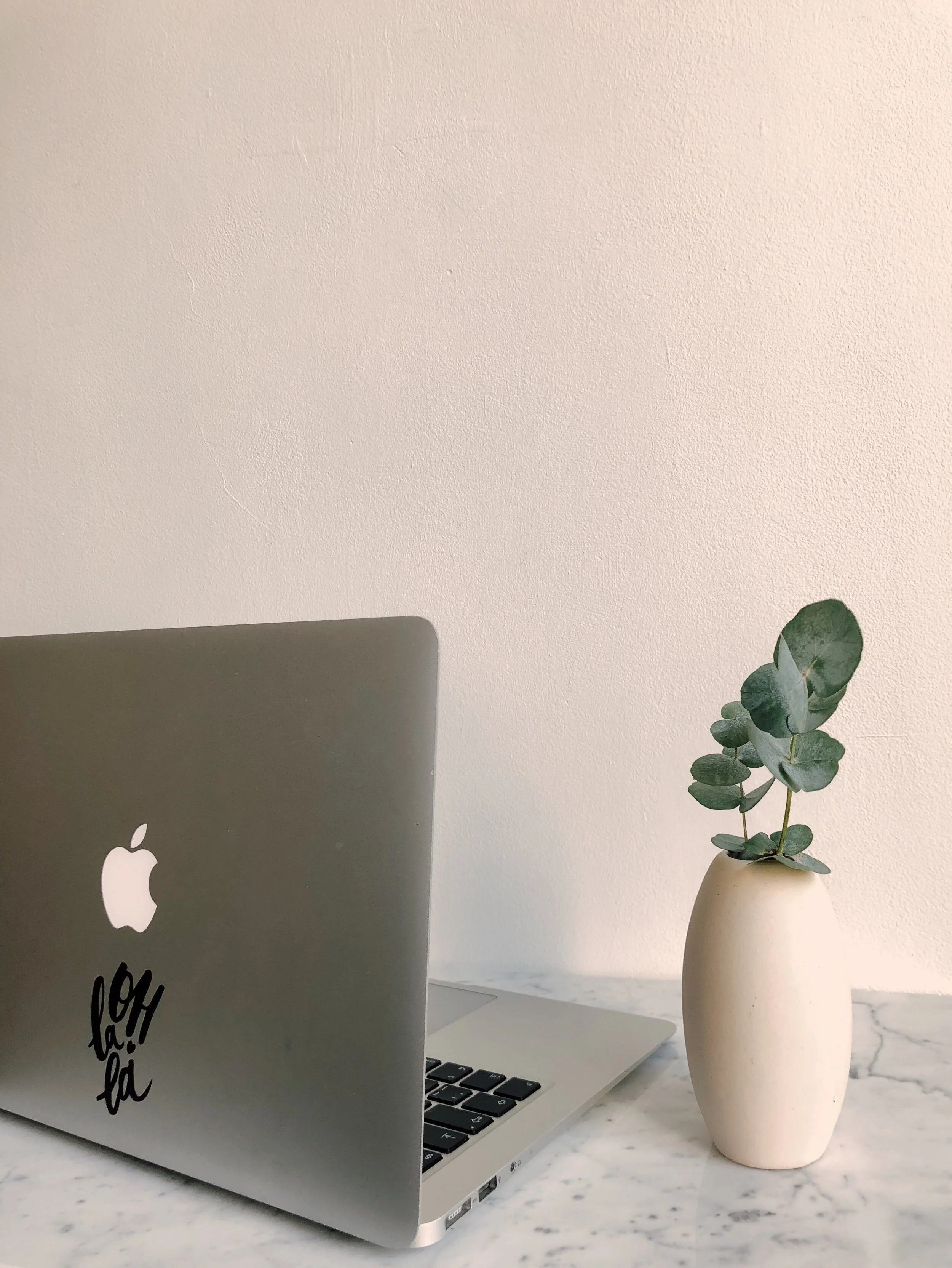photo-of-macbook-on-granite-desk-1029794.jpg