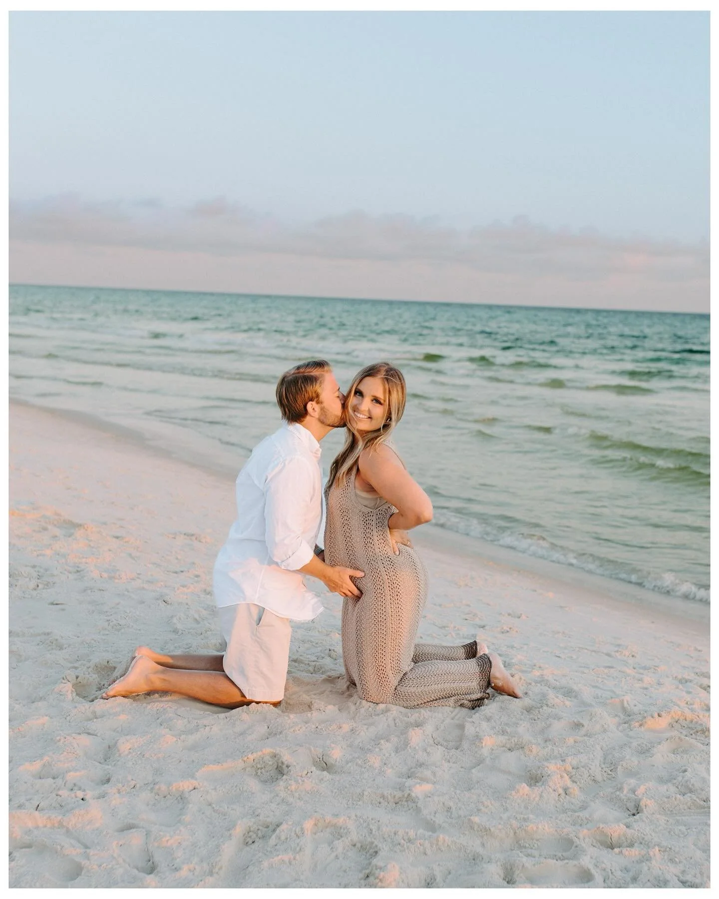 beach. bump. besties 🌾

#30aphotographer #maternityphotoshoot #maternitysession #beachmaternity #destinphotographer