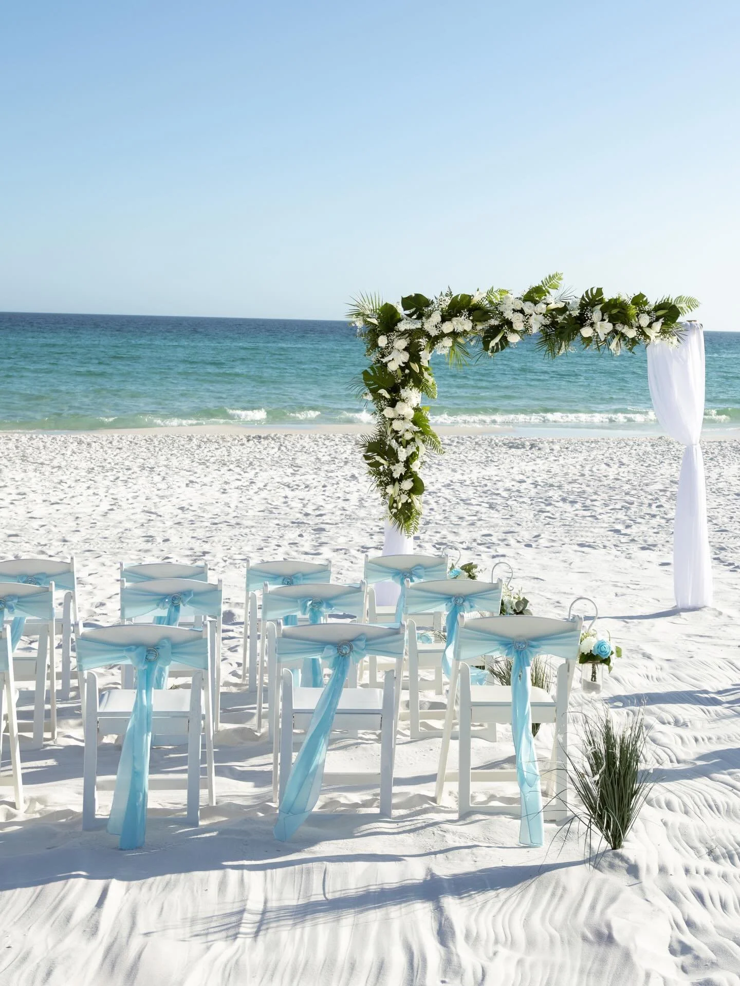 a gorgeous wedding day for Sam + Alyce 🥂💐 

#destinweddingphotographer #30aweddingphotographer #floridaweddingphotographer #newlyweds 
@exquisite_weddings_fl 
@anglersevents